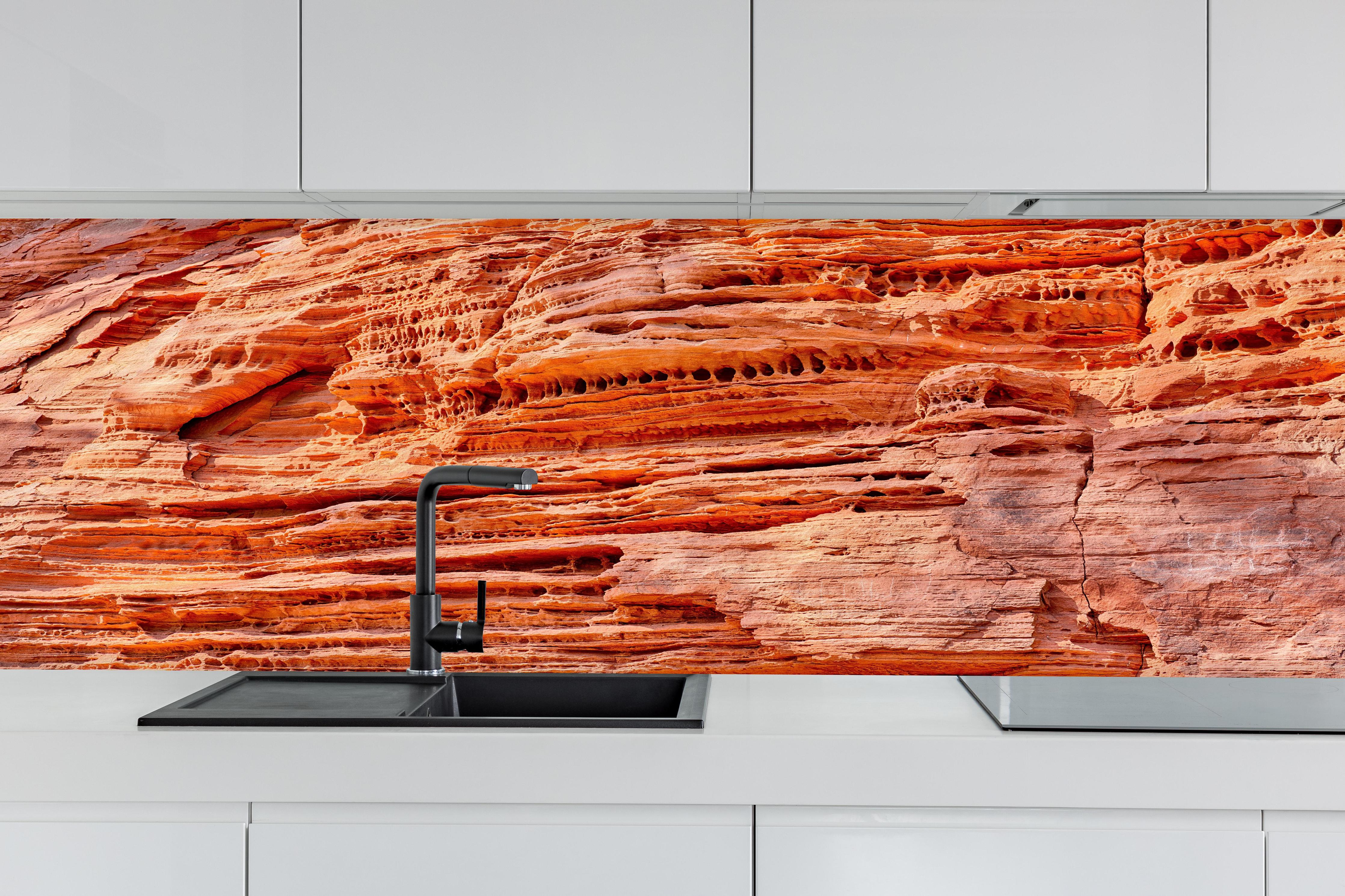 Küche - Altschlosspfad im Pirmasens-Land hinter weißen Hochglanz-Küchenregalen und schwarzem Wasserhahn