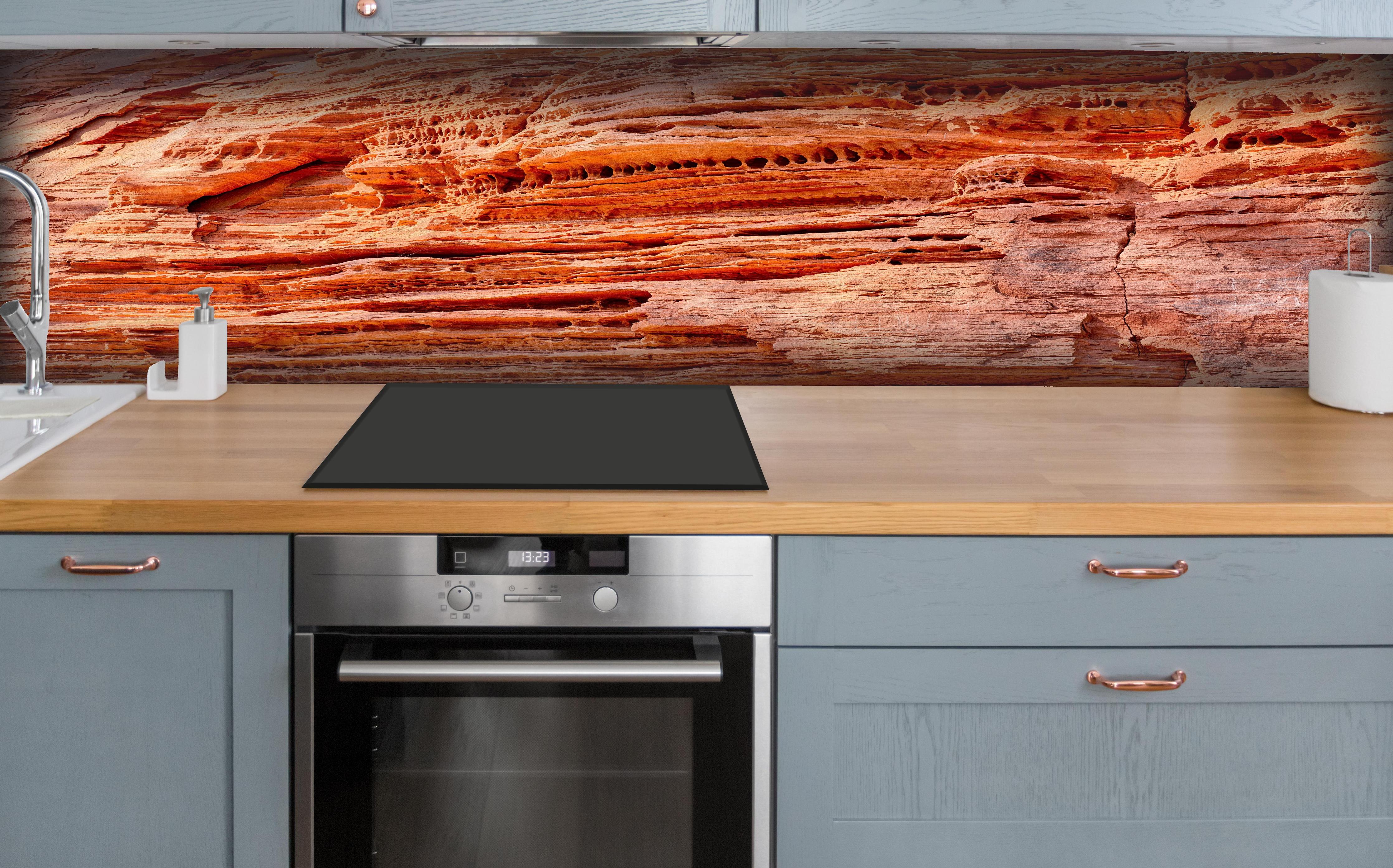 Küche - Altschlosspfad im Pirmasens-Land hinter weißen Hochglanz-Küchenregalen und schwarzem Wasserhahn