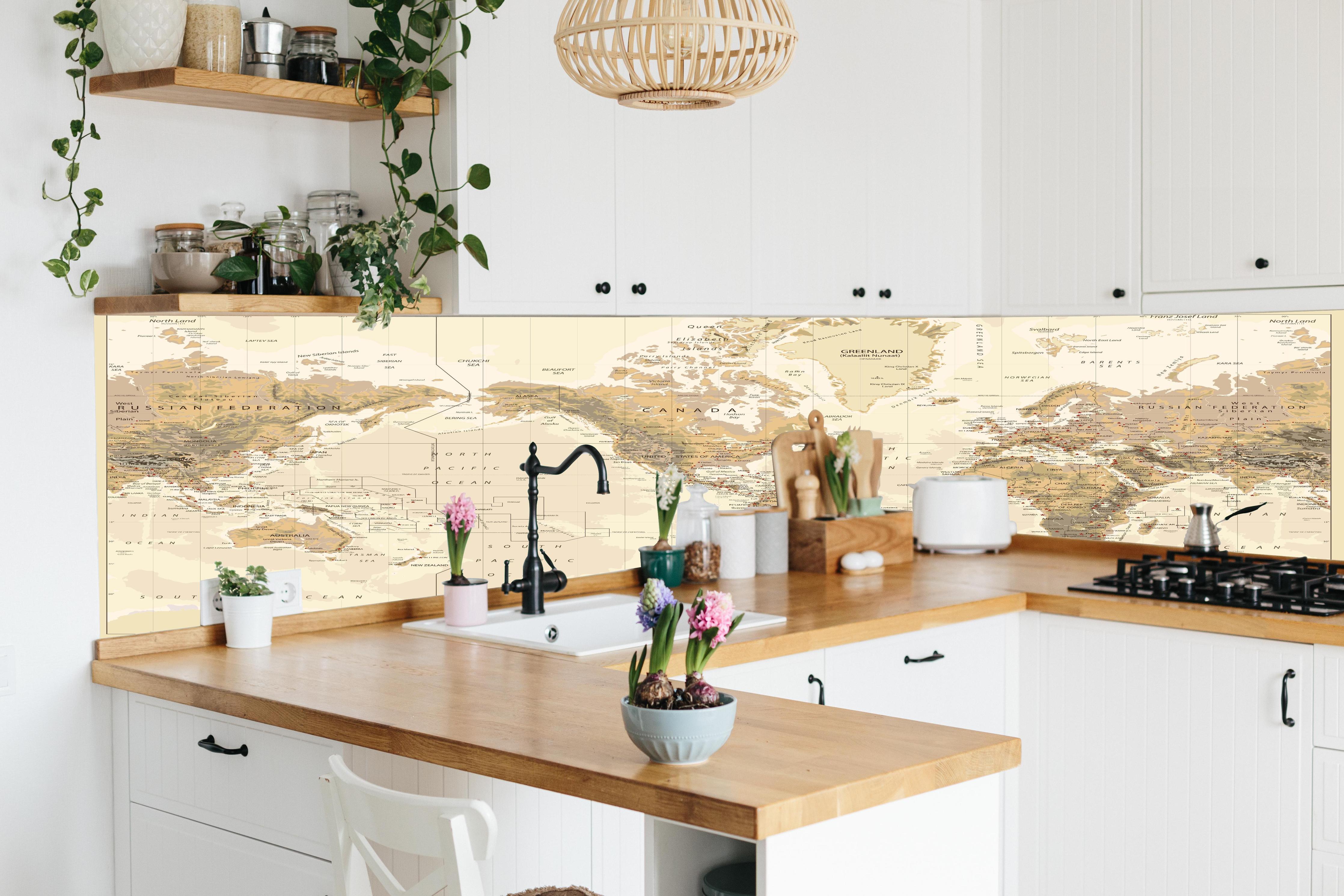 Küche - Antike Weltkarte Amerika-Zentriert Braun hinter weißen Hochglanz-Küchenregalen und schwarzem Wasserhahn
