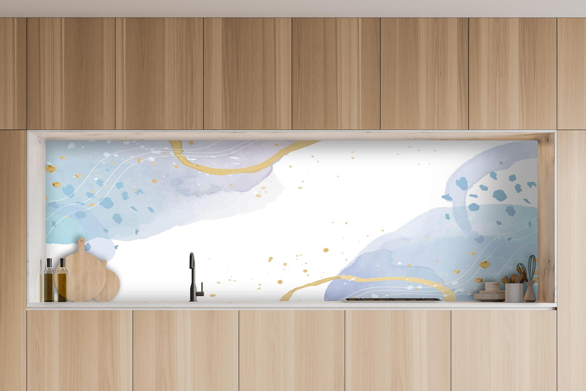 Küche - Aquarell Himmel mit goldenen Akzenten hinter weißen Hochglanz-Küchenregalen und schwarzem Wasserhahn