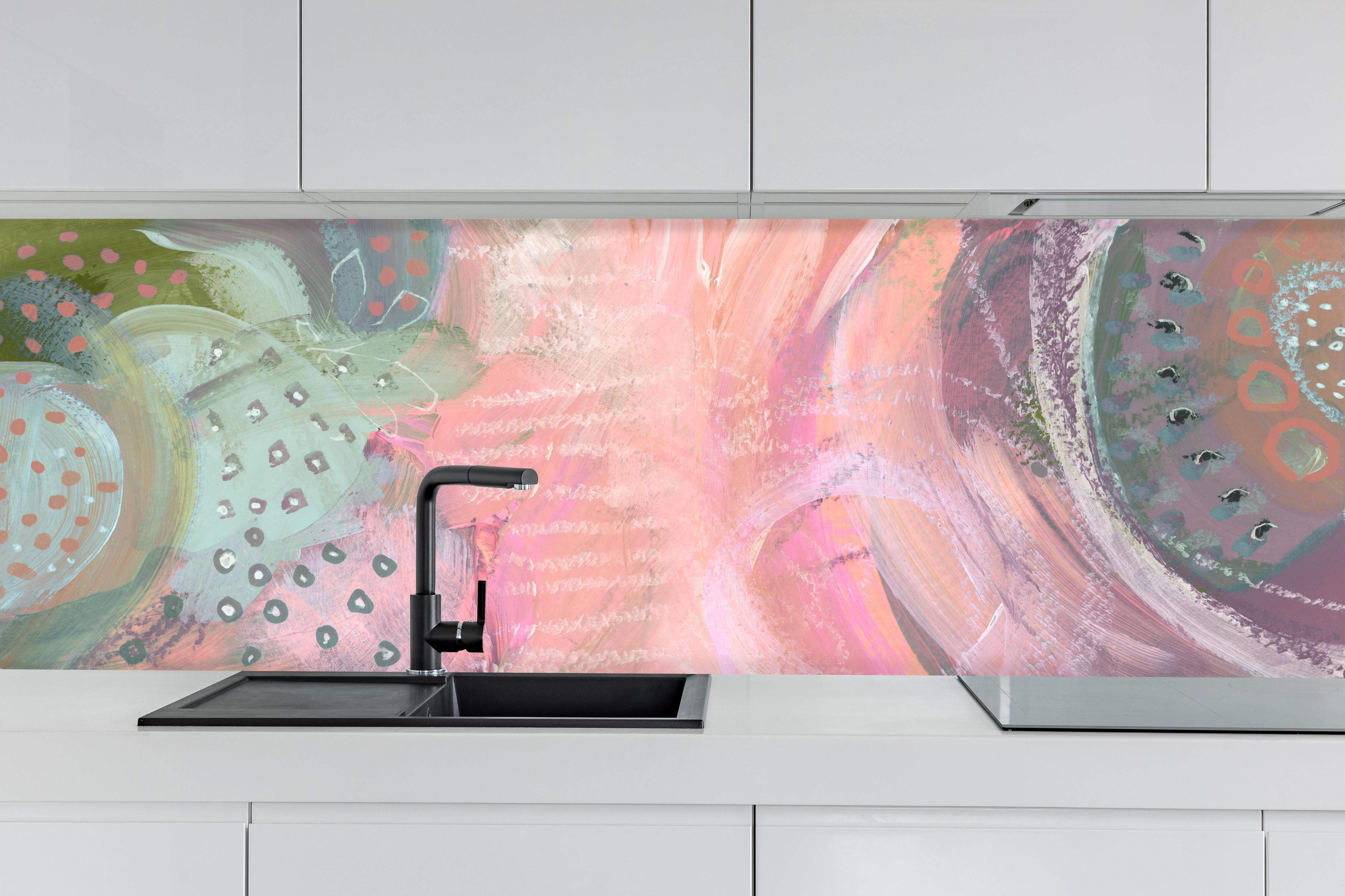 Küche - Aquarell Kunst - Fleck Malerei hinter weißen Hochglanz-Küchenregalen und schwarzem Wasserhahn