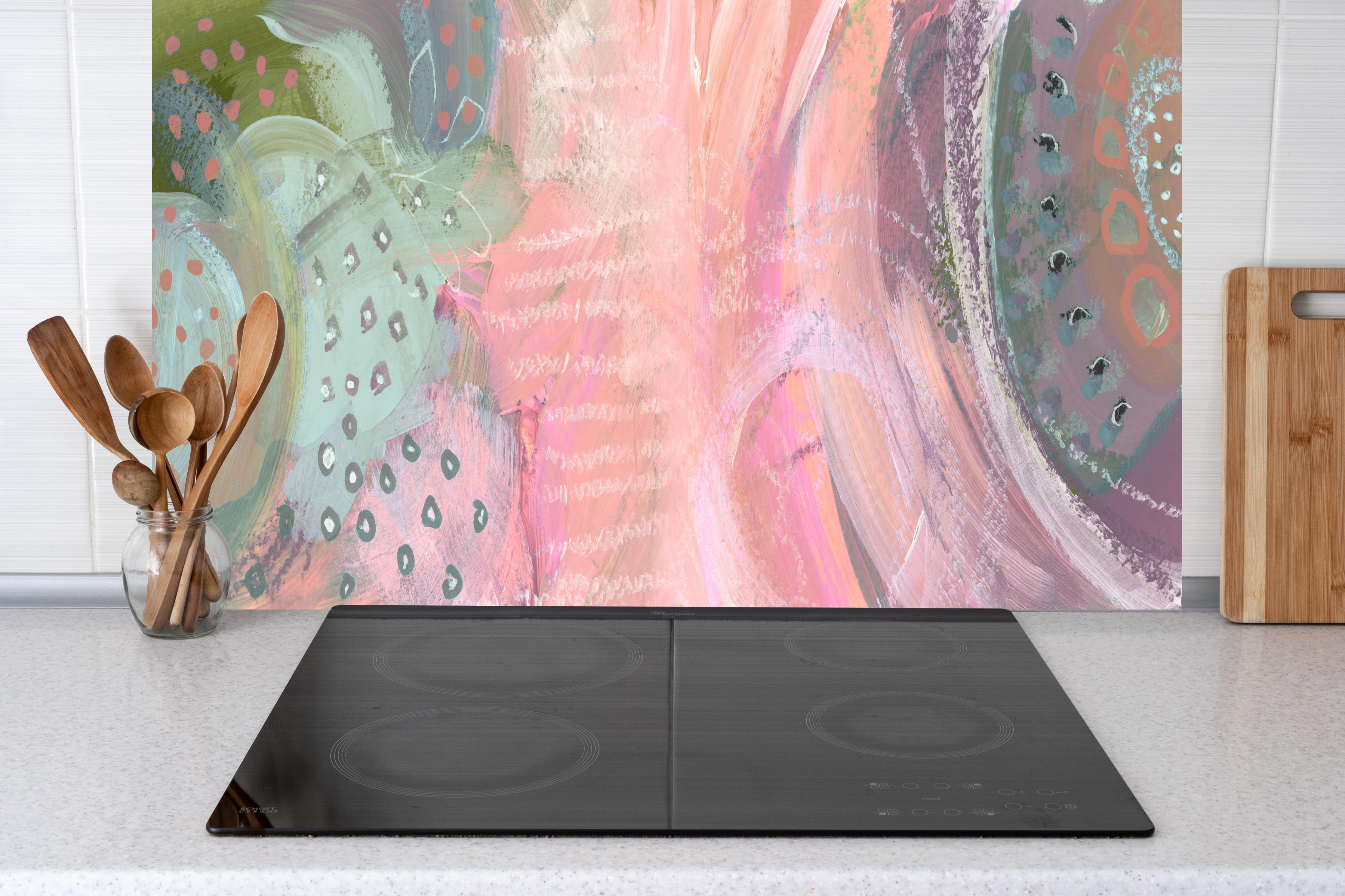 Küche - Aquarell Kunst - Fleck Malerei hinter weißen Hochglanz-Küchenregalen und schwarzem Wasserhahn