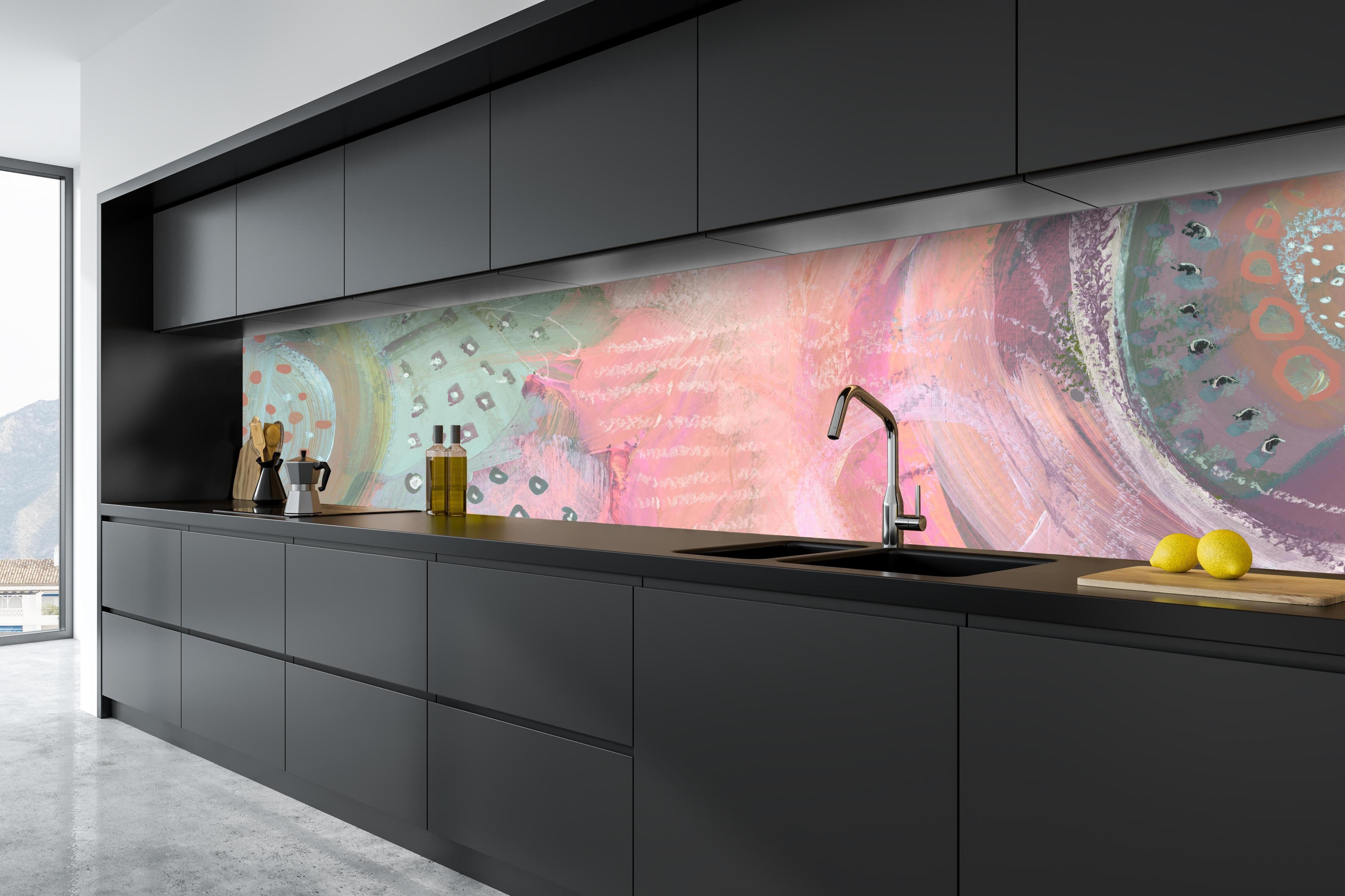 Küche - Aquarell Kunst - Fleck Malerei hinter weißen Hochglanz-Küchenregalen und schwarzem Wasserhahn