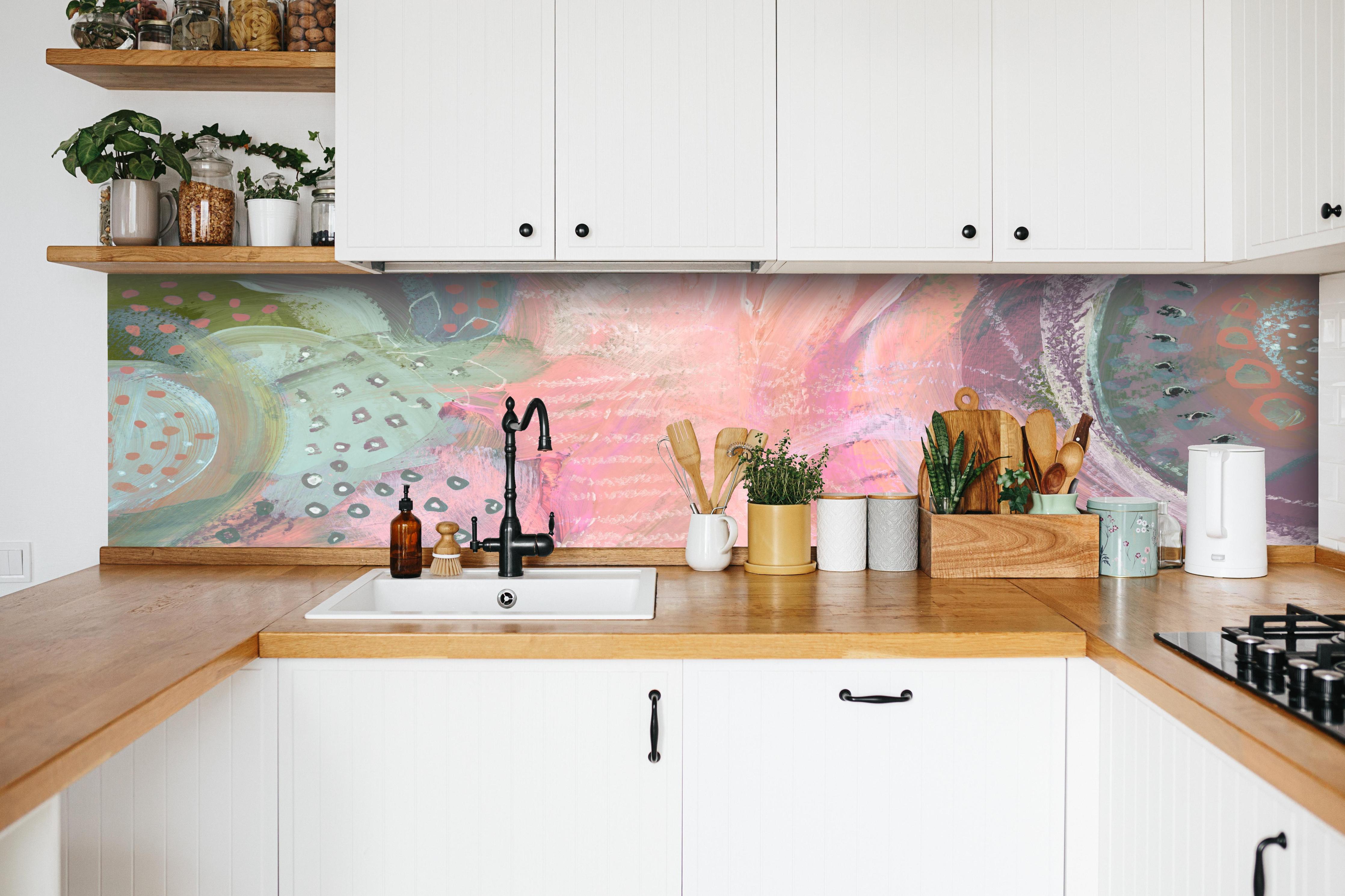 Küche - Aquarell Kunst - Fleck Malerei hinter weißen Hochglanz-Küchenregalen und schwarzem Wasserhahn