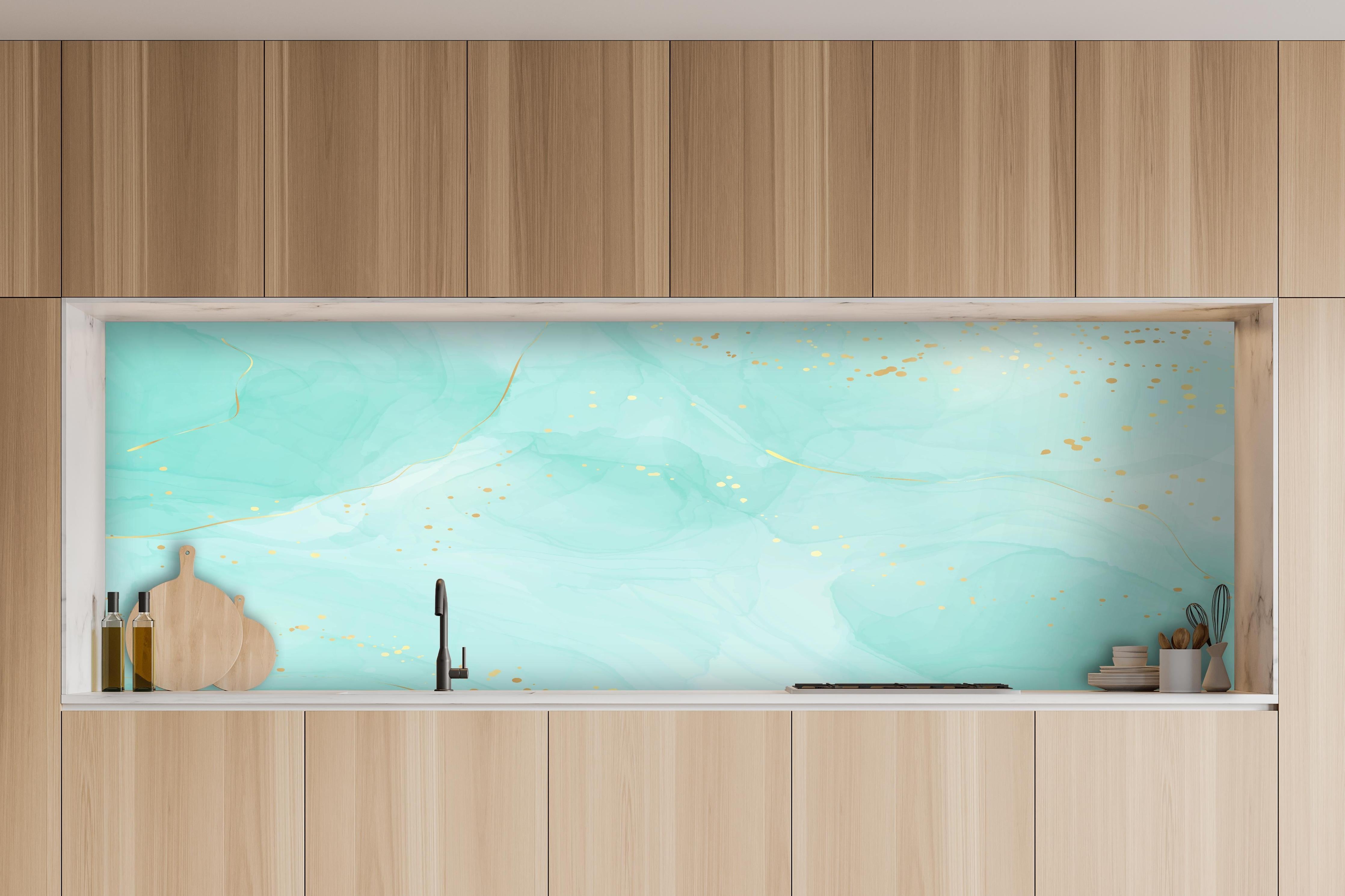 Küche - Aquarell Kunst Design in Türkis mit Goldsprenkeln hinter weißen Hochglanz-Küchenregalen und schwarzem Wasserhahn