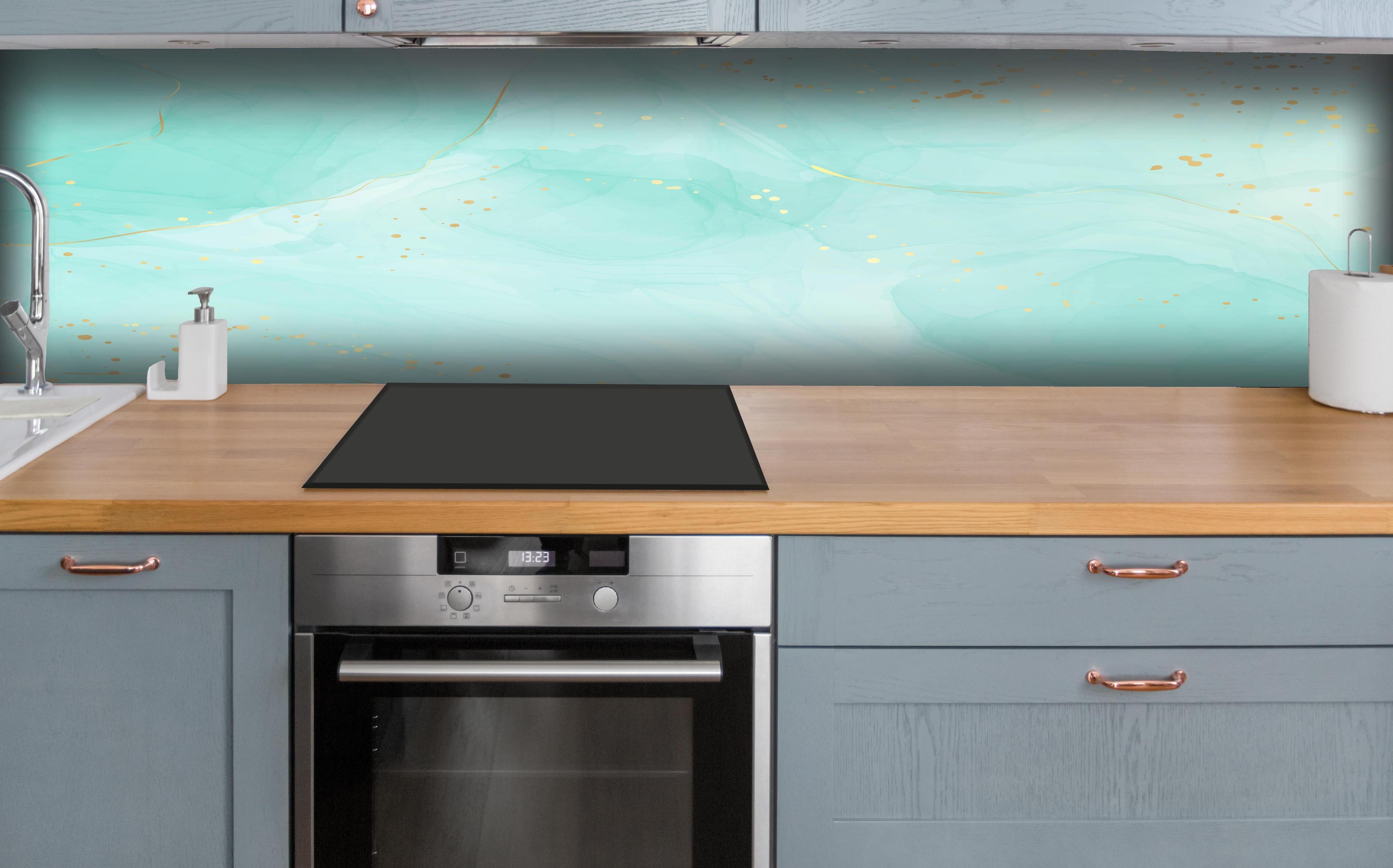 Küche - Aquarell Kunst Design in Türkis mit Goldsprenkeln hinter weißen Hochglanz-Küchenregalen und schwarzem Wasserhahn