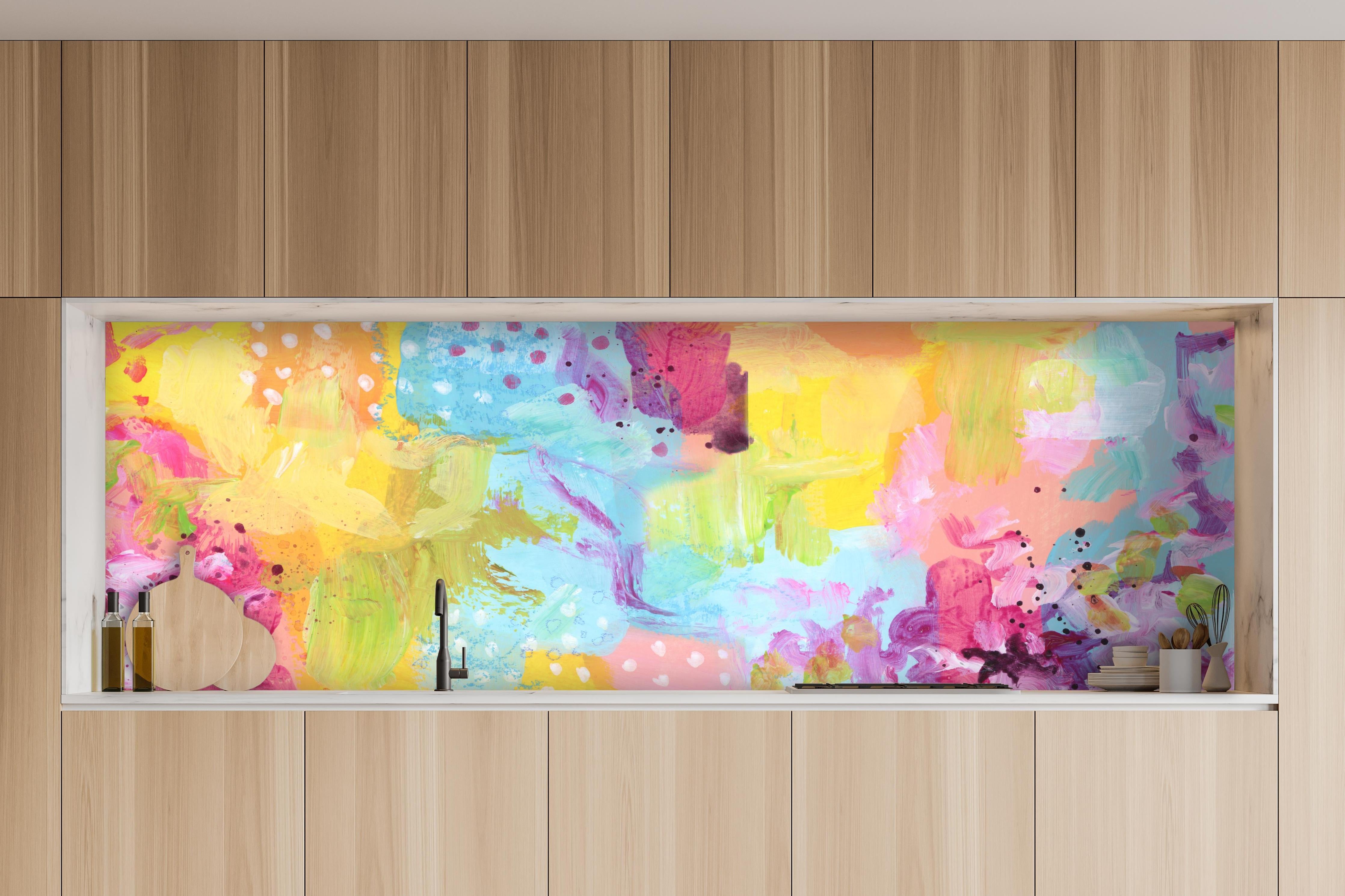 Küche - Aquarell Kunstmalerei - Bunt hinter weißen Hochglanz-Küchenregalen und schwarzem Wasserhahn
