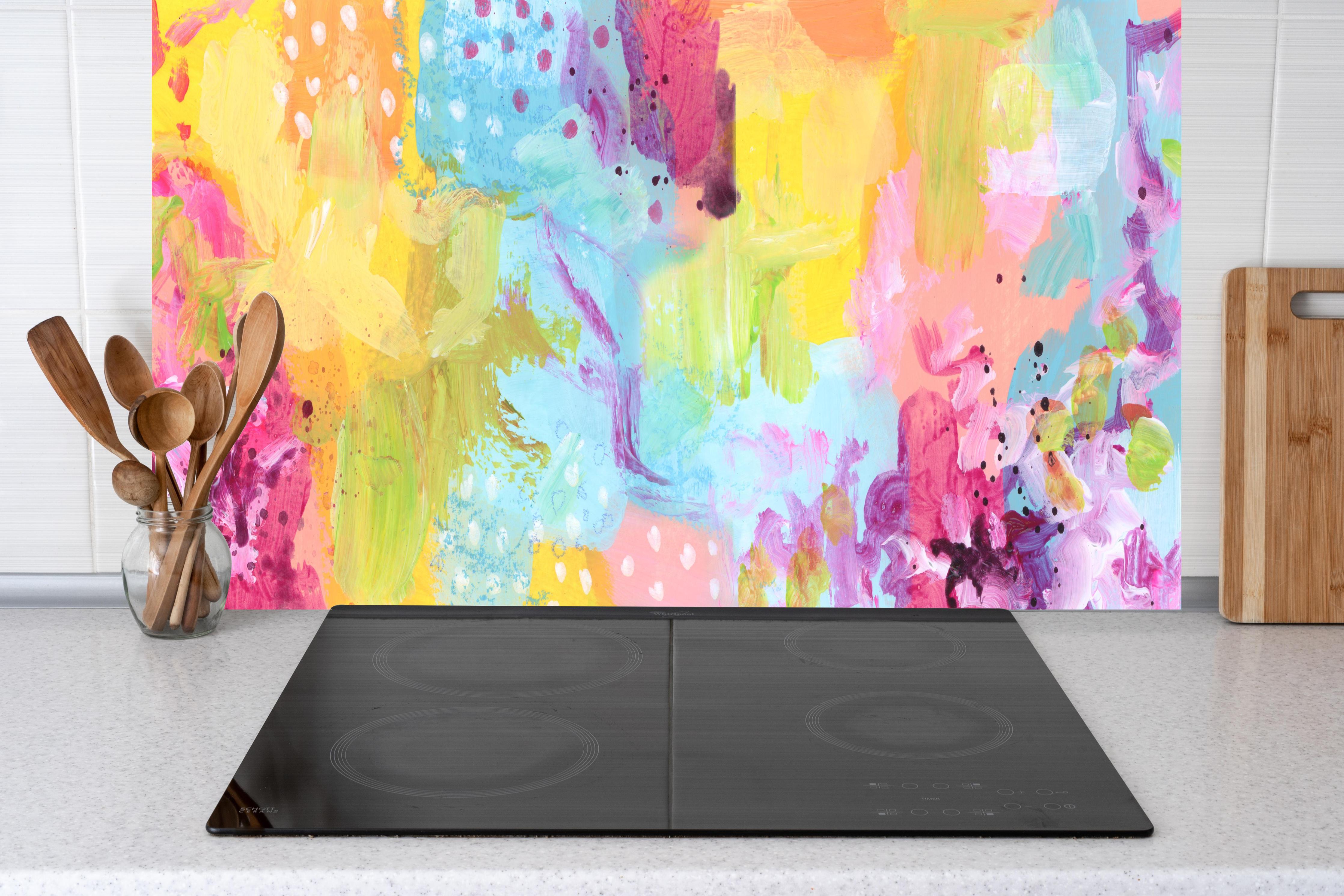 Küche - Aquarell Kunstmalerei - Bunt hinter weißen Hochglanz-Küchenregalen und schwarzem Wasserhahn