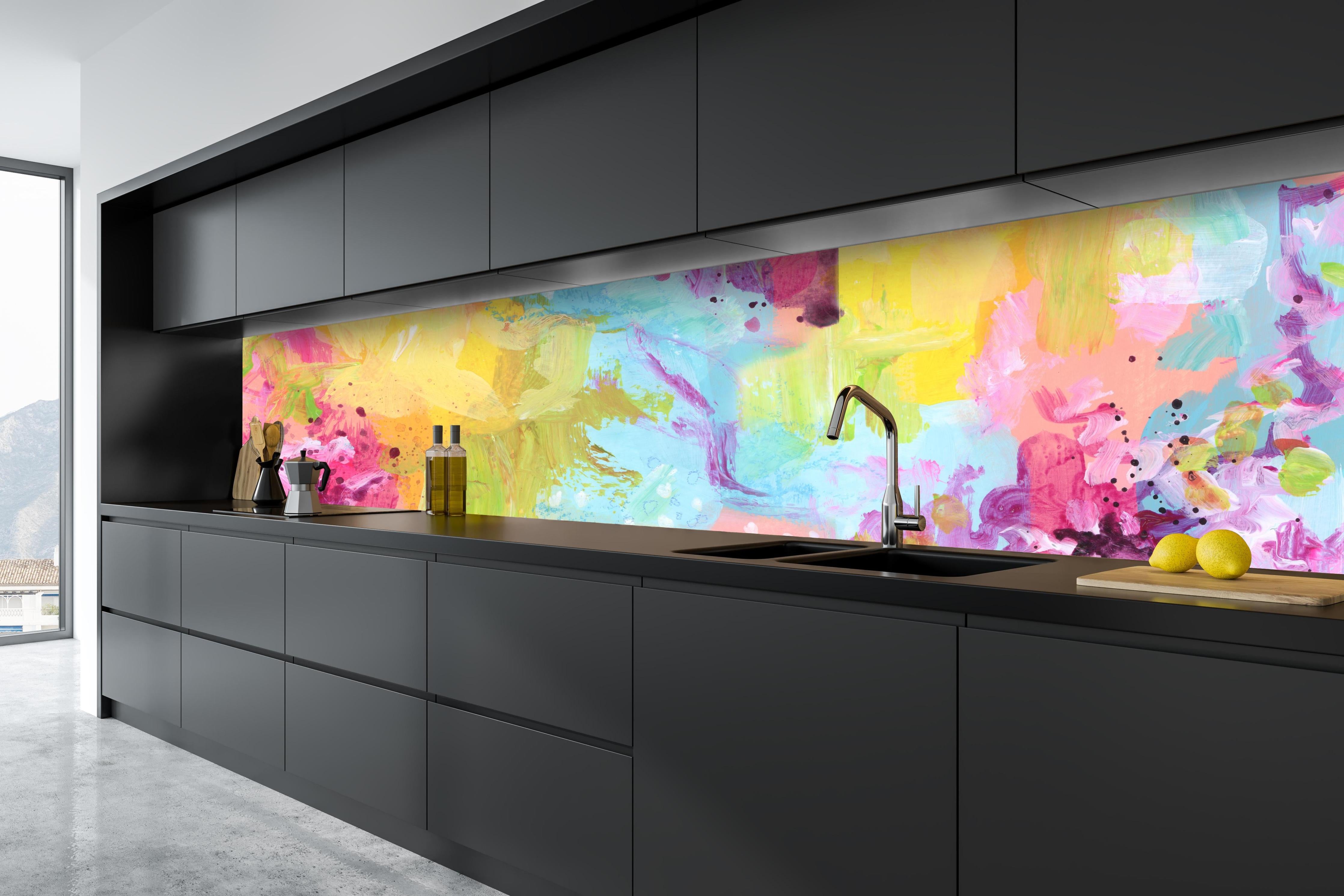 Küche - Aquarell Kunstmalerei - Bunt hinter weißen Hochglanz-Küchenregalen und schwarzem Wasserhahn