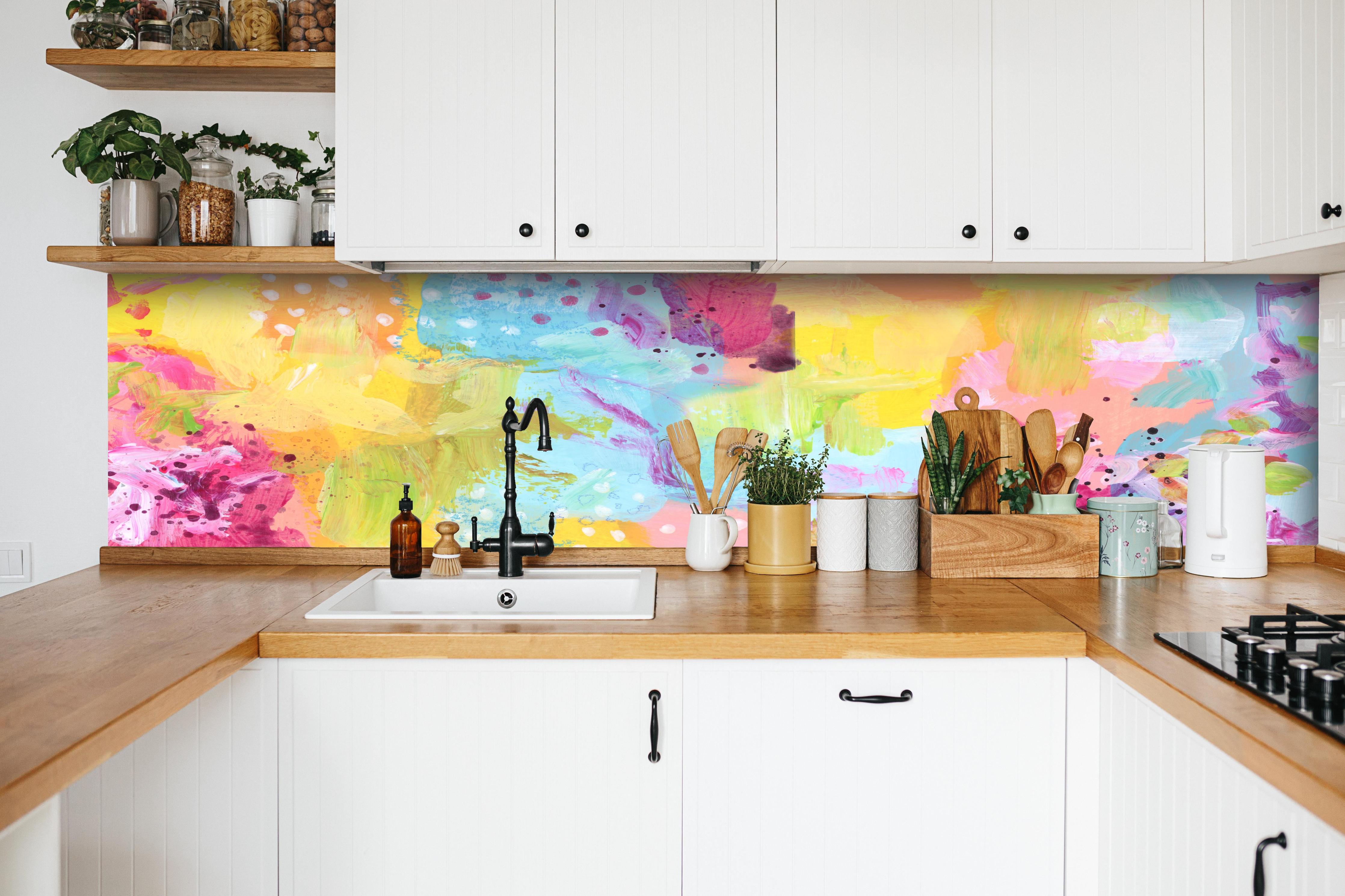 Küche - Aquarell Kunstmalerei - Bunt hinter weißen Hochglanz-Küchenregalen und schwarzem Wasserhahn