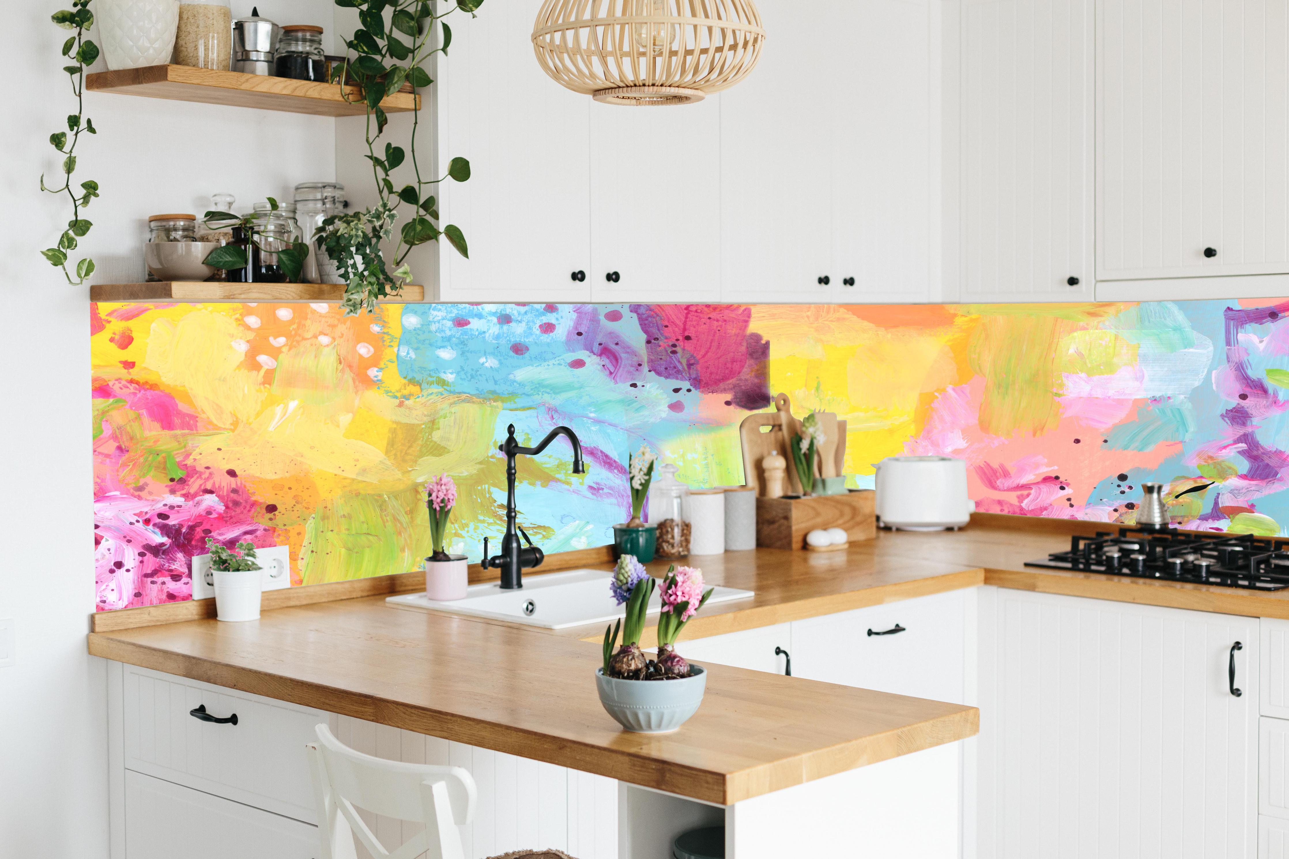Küche - Aquarell Kunstmalerei - Bunt hinter weißen Hochglanz-Küchenregalen und schwarzem Wasserhahn