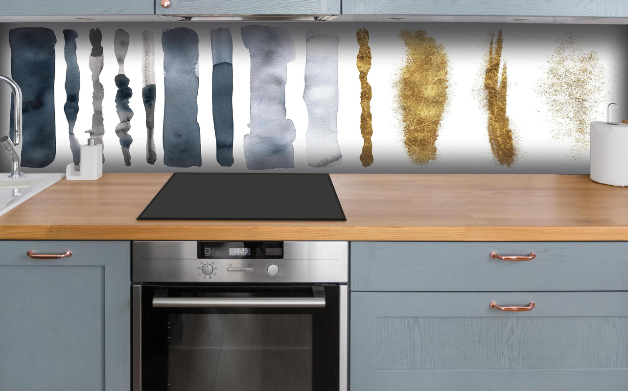 Küche - Aquarell Malerei im Flecken-Overlay hinter weißen Hochglanz-Küchenregalen und schwarzem Wasserhahn
