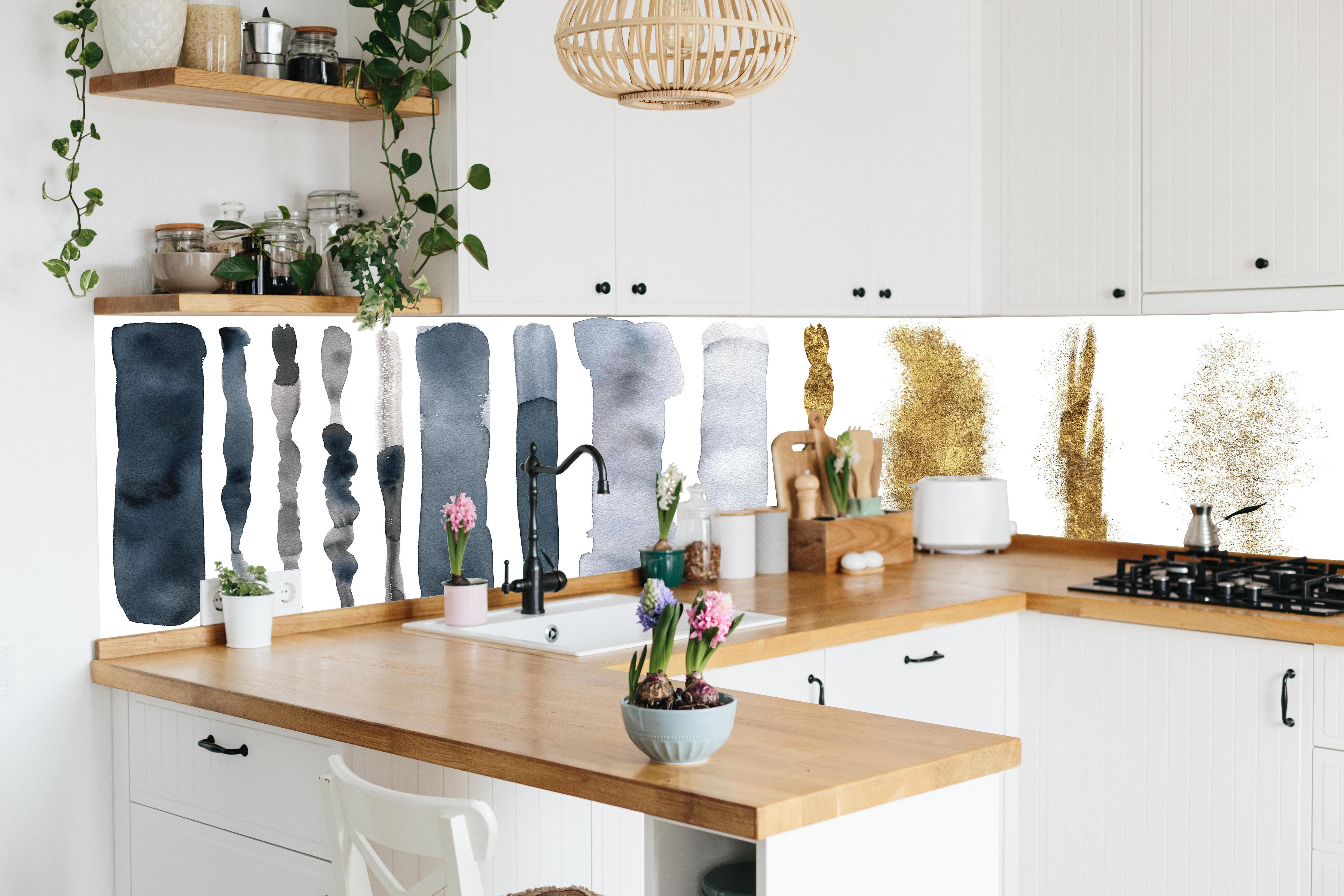 Küche - Aquarell Malerei im Flecken-Overlay hinter weißen Hochglanz-Küchenregalen und schwarzem Wasserhahn