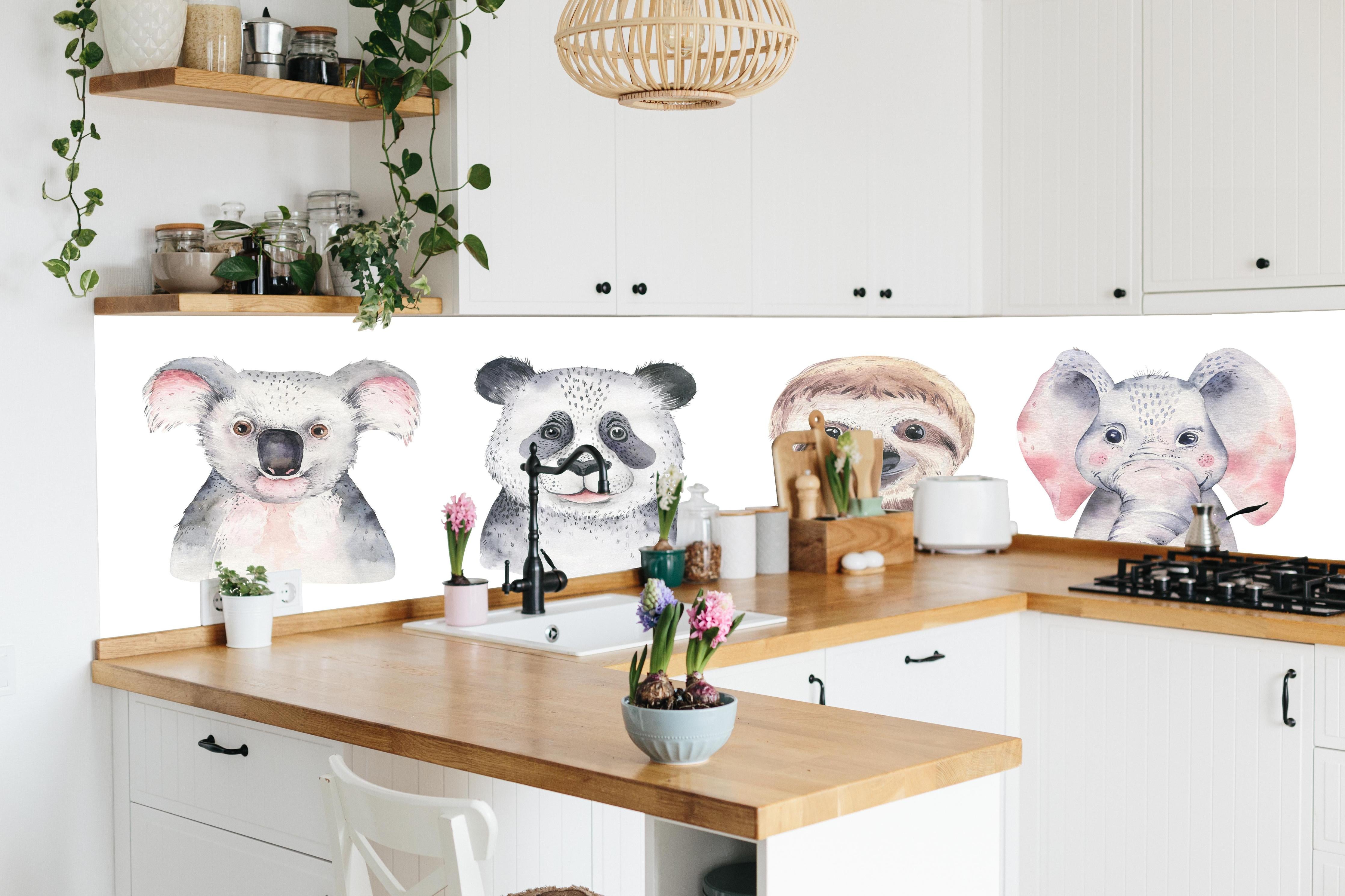 Küche - Aquarell Tiere Cartoon Baby Illustration hinter weißen Hochglanz-Küchenregalen und schwarzem Wasserhahn