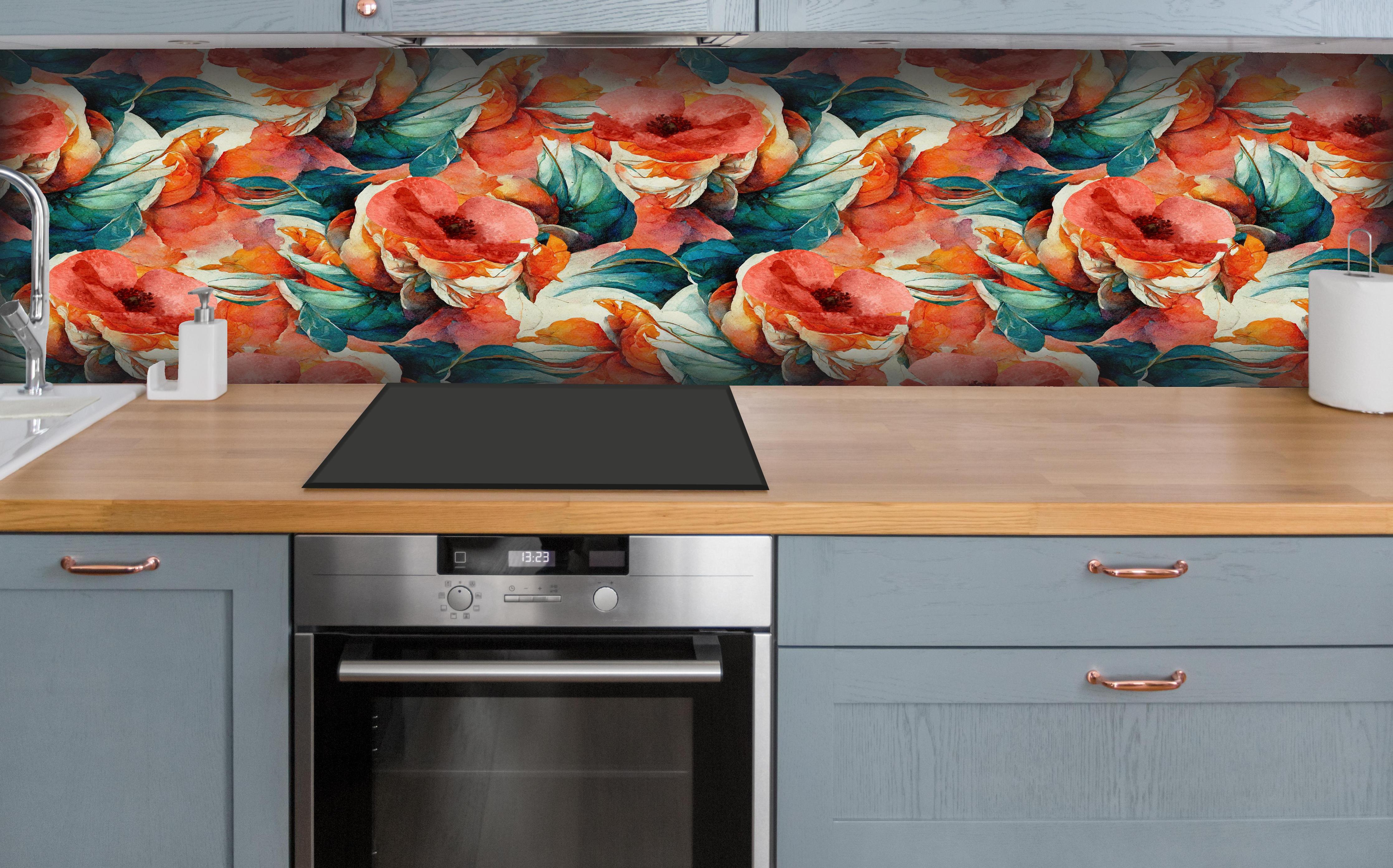 Küche - Aquarellpapier - Florales Muster hinter weißen Hochglanz-Küchenregalen und schwarzem Wasserhahn