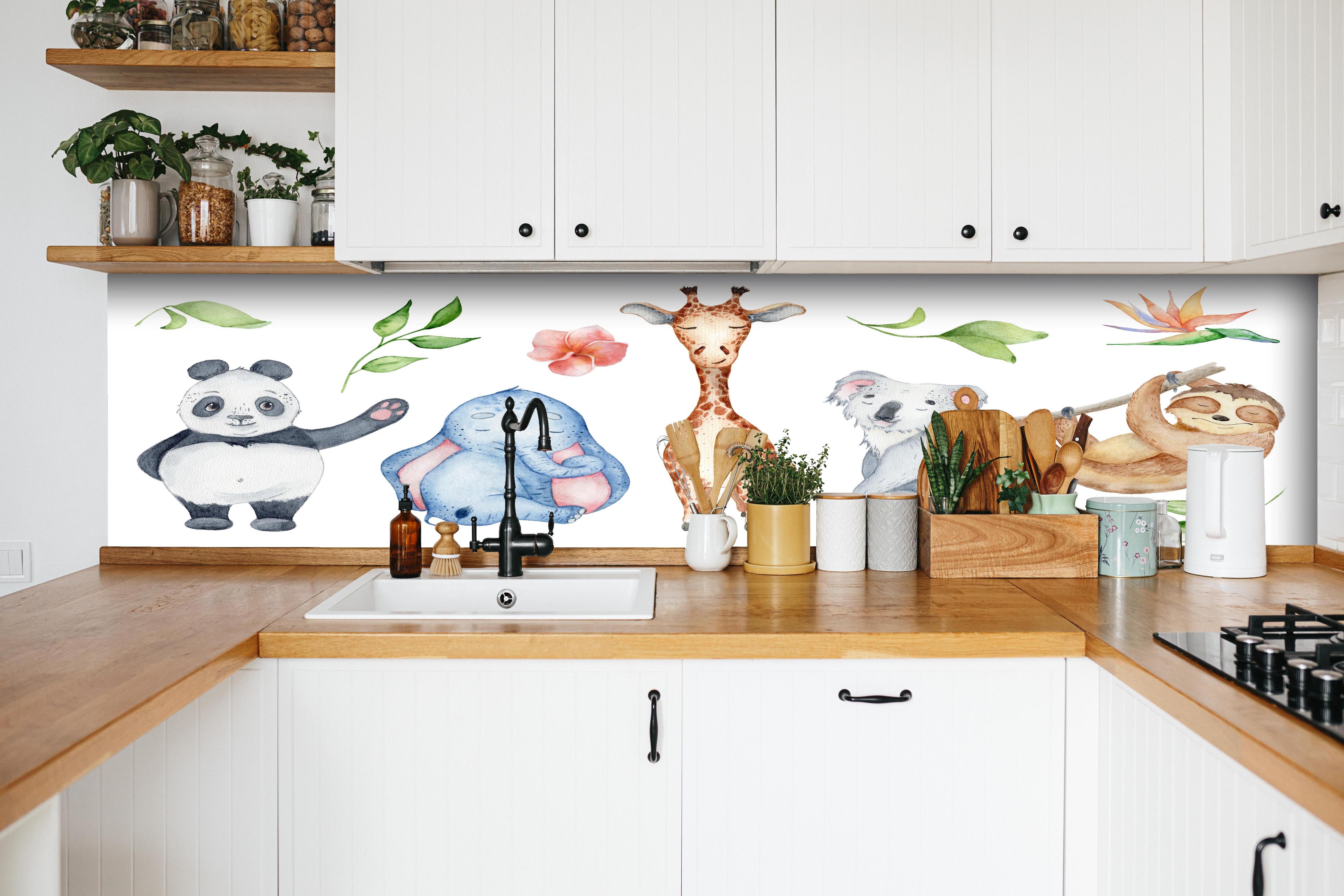 Küche - Aquarelltiere - Charakter Sammlung hinter weißen Hochglanz-Küchenregalen und schwarzem Wasserhahn
