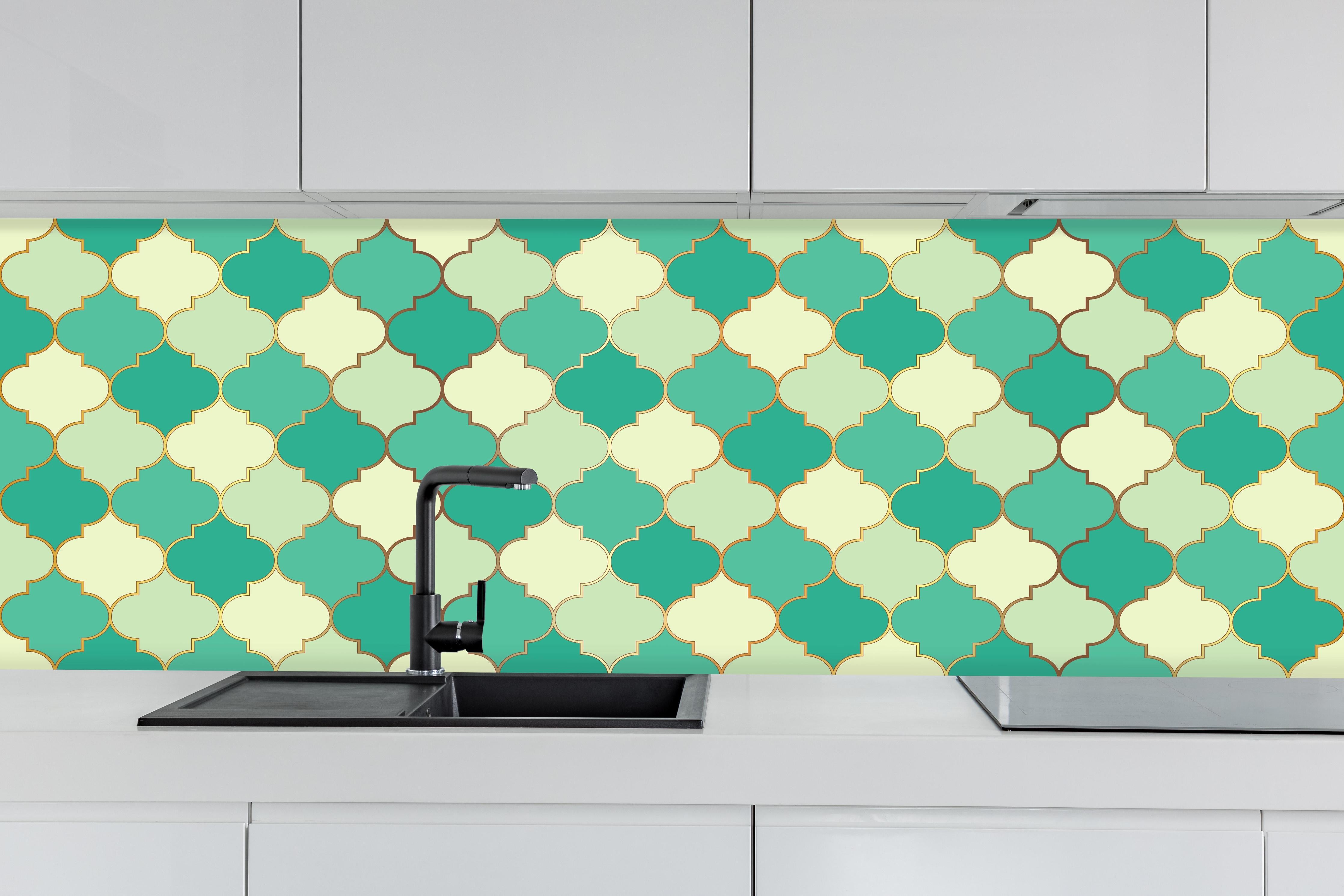 Küche - Arabische Marokkanische Muster in Türkis-Beige hinter weißen Hochglanz-Küchenregalen und schwarzem Wasserhahn