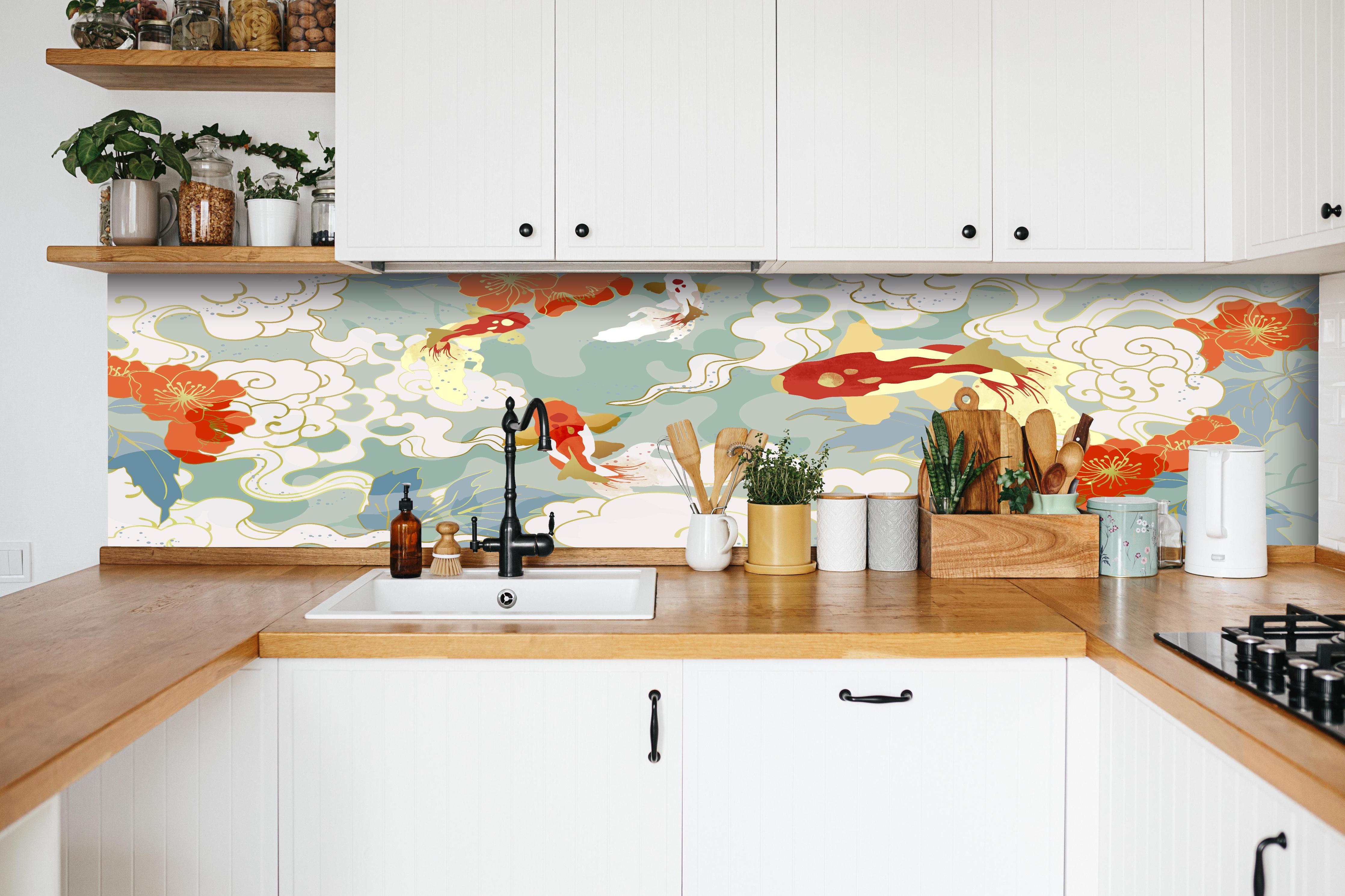 Küche - Asiatische Koi-Karpfen Blumen Design Tapete hinter weißen Hochglanz-Küchenregalen und schwarzem Wasserhahn