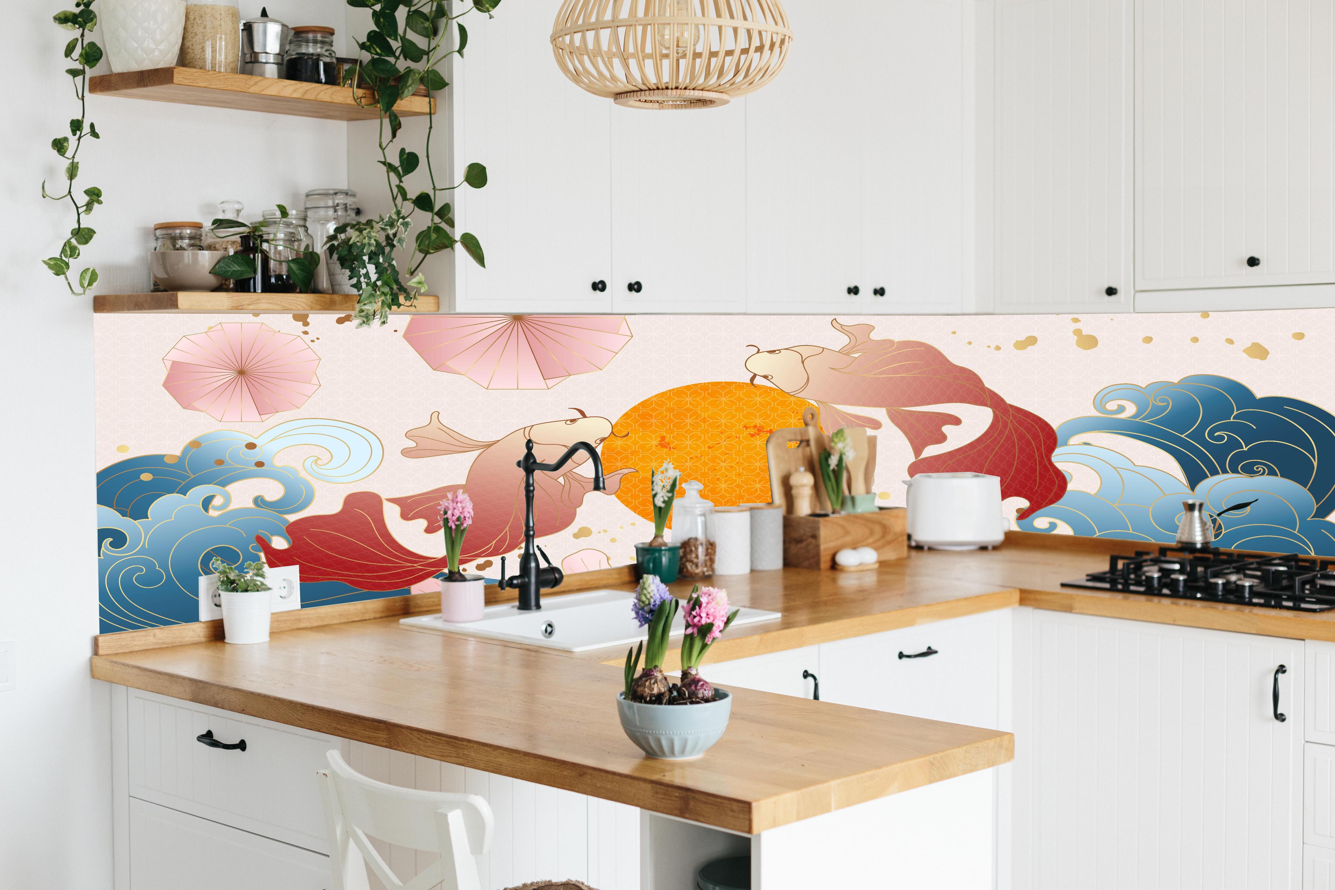 Küche - Asiatische Koi-Karpfen Illustration Kunst hinter weißen Hochglanz-Küchenregalen und schwarzem Wasserhahn