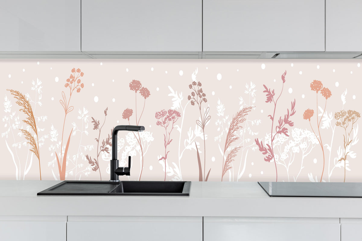 Küche - Ästhetische Blumenillustration in Beige Tönen hinter weißen Hochglanz-Küchenregalen und schwarzem Wasserhahn