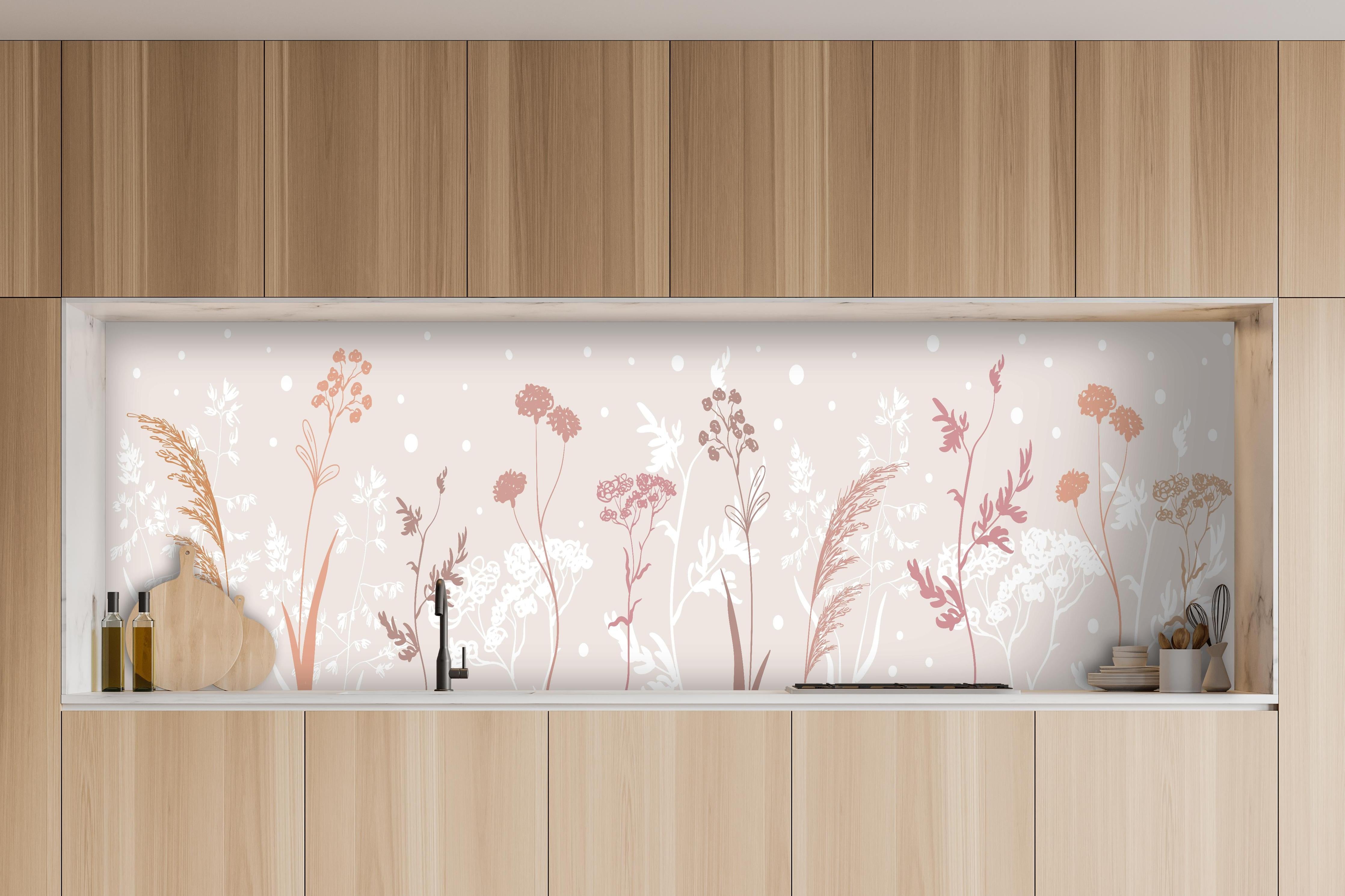 Küche - Ästhetische Blumenillustration in Beige Tönen hinter weißen Hochglanz-Küchenregalen und schwarzem Wasserhahn