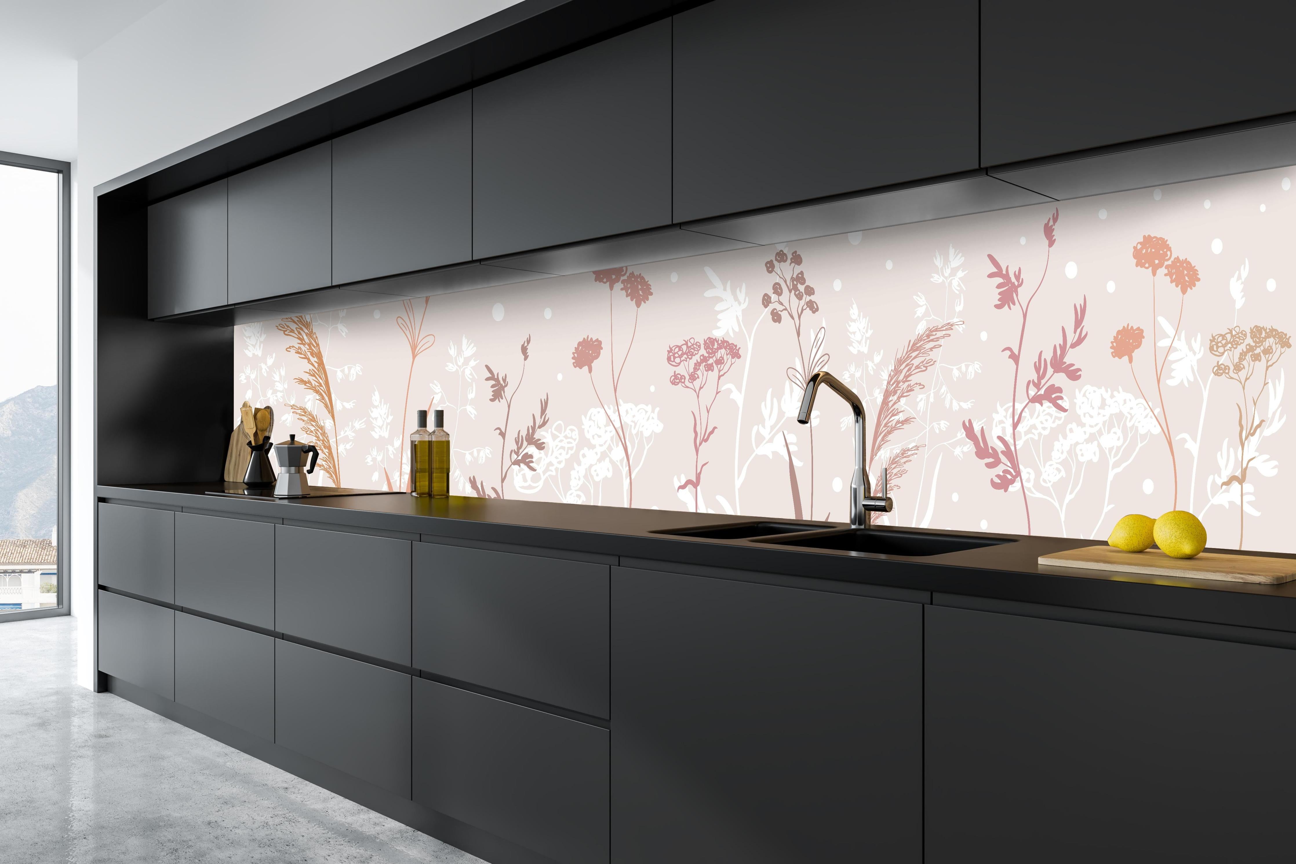 Küche - Ästhetische Blumenillustration in Beige Tönen hinter weißen Hochglanz-Küchenregalen und schwarzem Wasserhahn