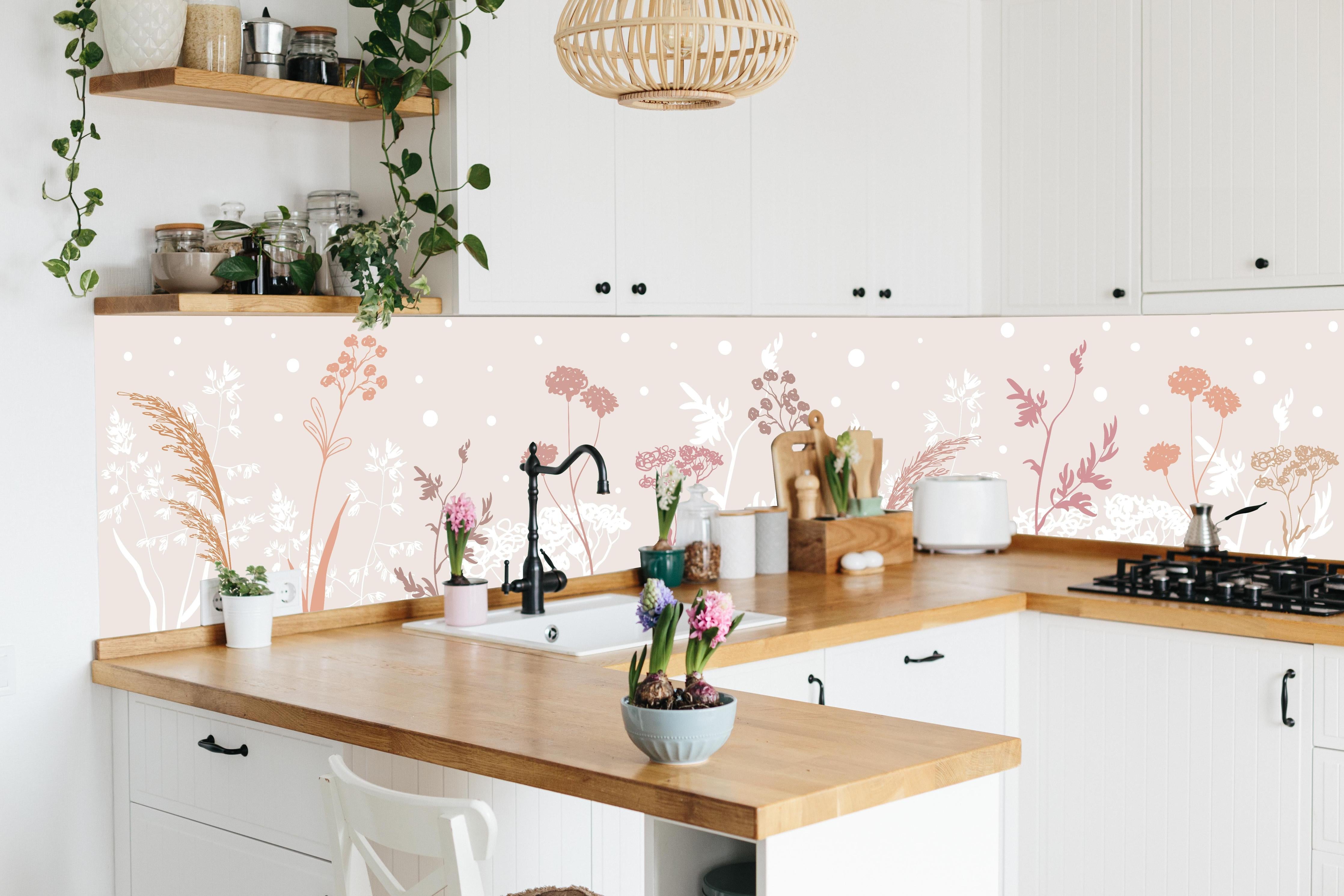 Küche - Ästhetische Blumenillustration in Beige Tönen hinter weißen Hochglanz-Küchenregalen und schwarzem Wasserhahn