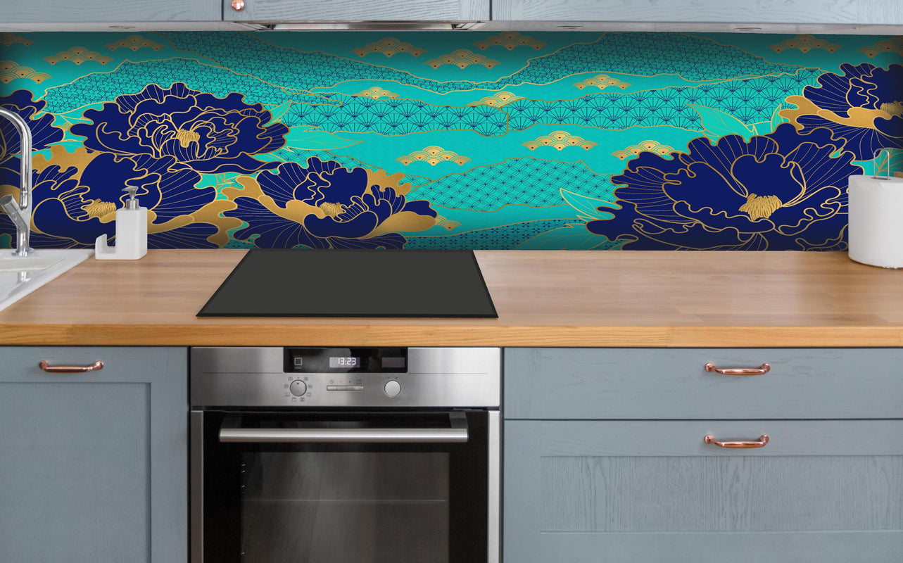 Küche - Ästhetischer Blumenprint in Orientalisch-Blau hinter weißen Hochglanz-Küchenregalen und schwarzem Wasserhahn