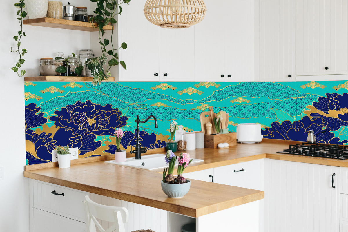 Küche - Ästhetischer Blumenprint in Orientalisch-Blau hinter weißen Hochglanz-Küchenregalen und schwarzem Wasserhahn