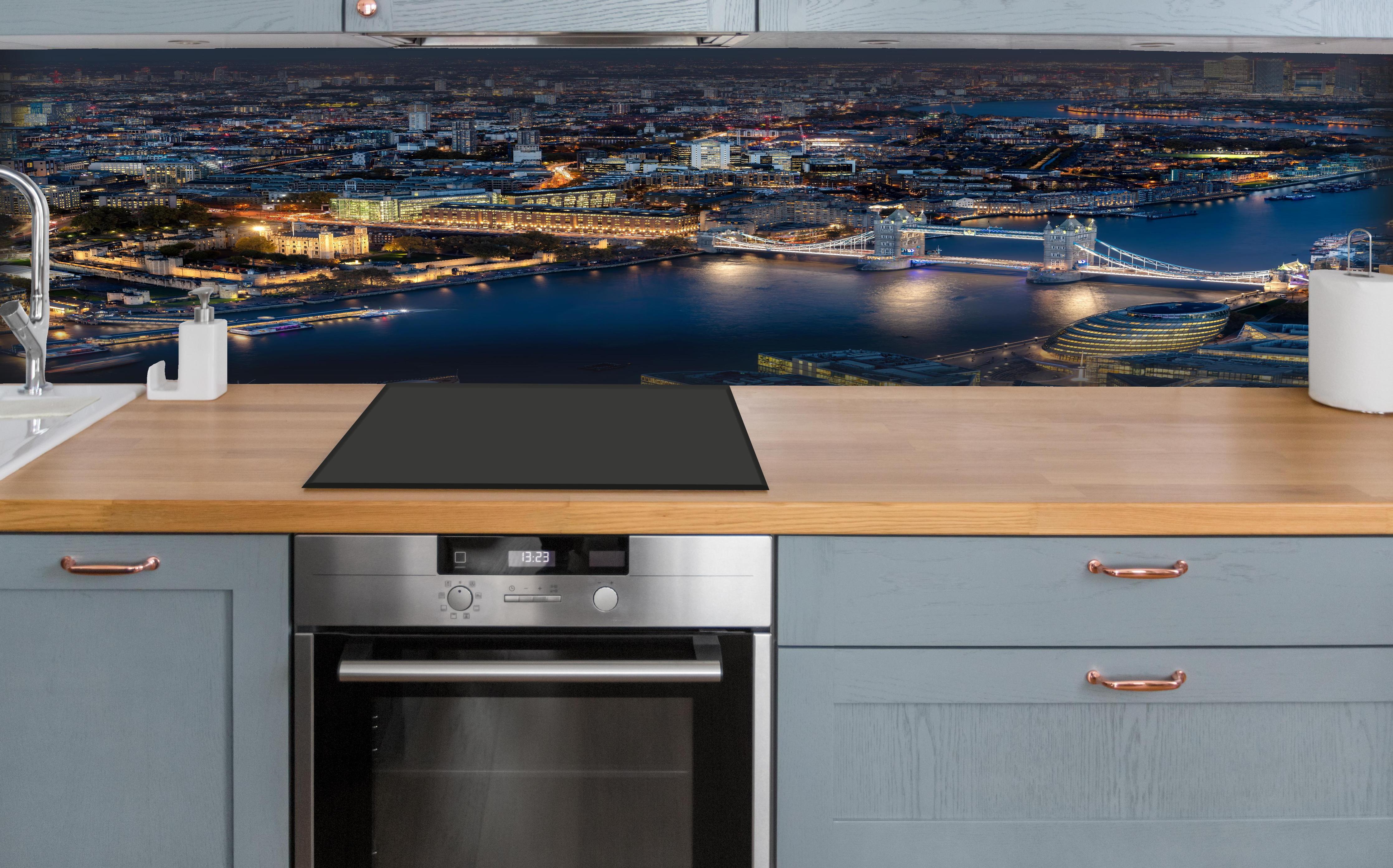 Küche - Atemberaubende Skyline auf London-England hinter weißen Hochglanz-Küchenregalen und schwarzem Wasserhahn