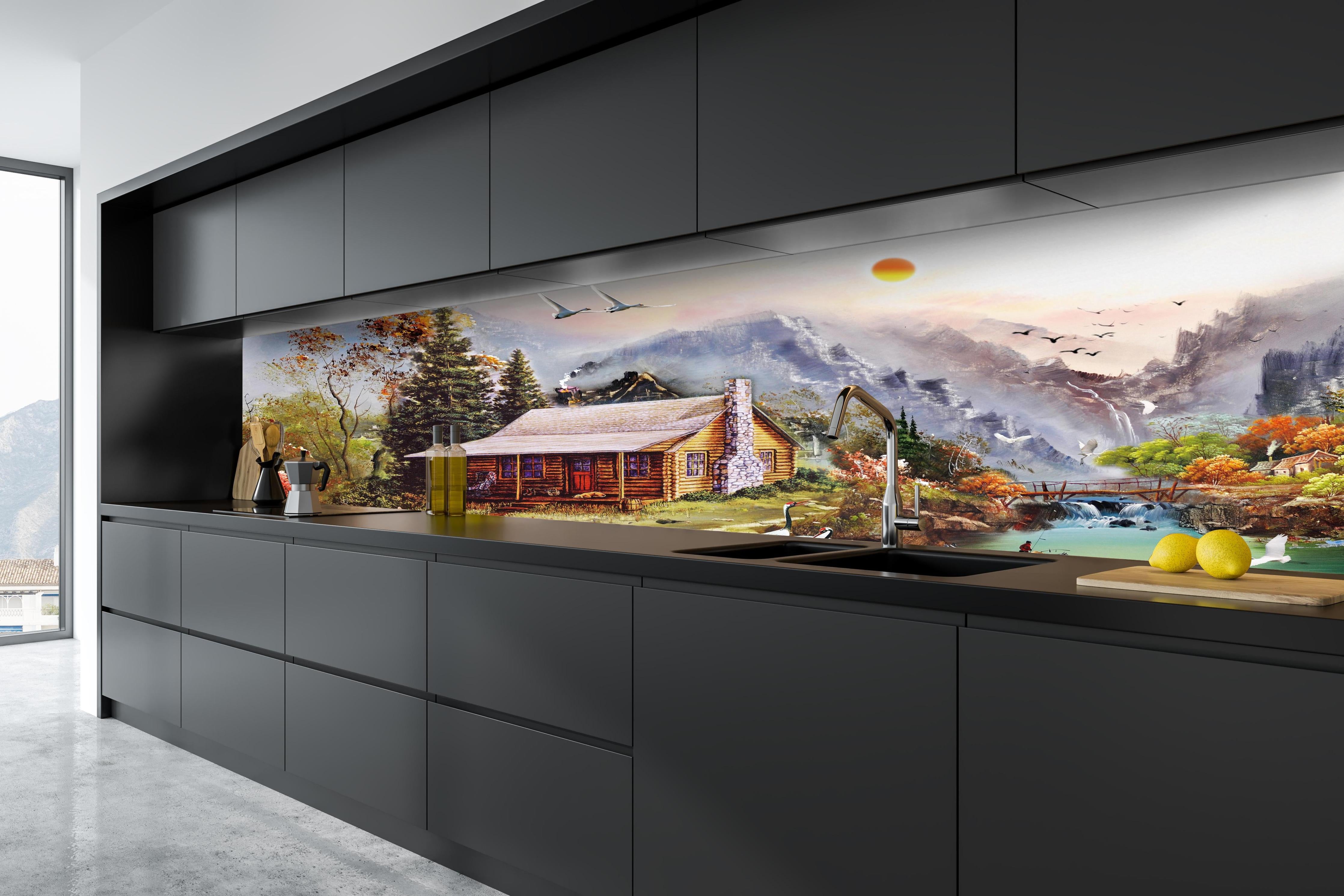 Küche - Aussicht auf eine einsame Hütte am Fluss hinter weißen Hochglanz-Küchenregalen und schwarzem Wasserhahn