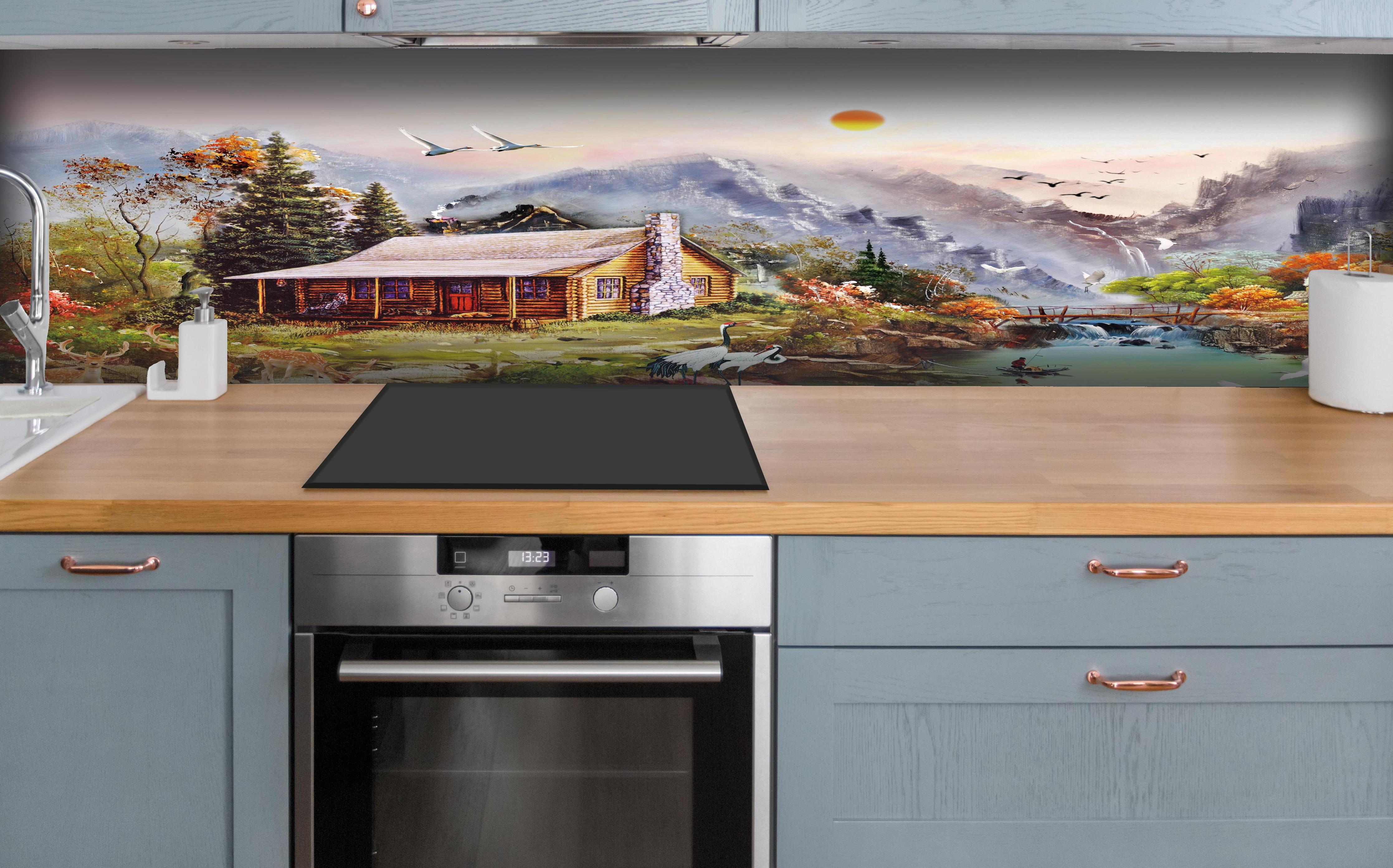 Küche - Aussicht auf eine einsame Hütte am Fluss hinter weißen Hochglanz-Küchenregalen und schwarzem Wasserhahn