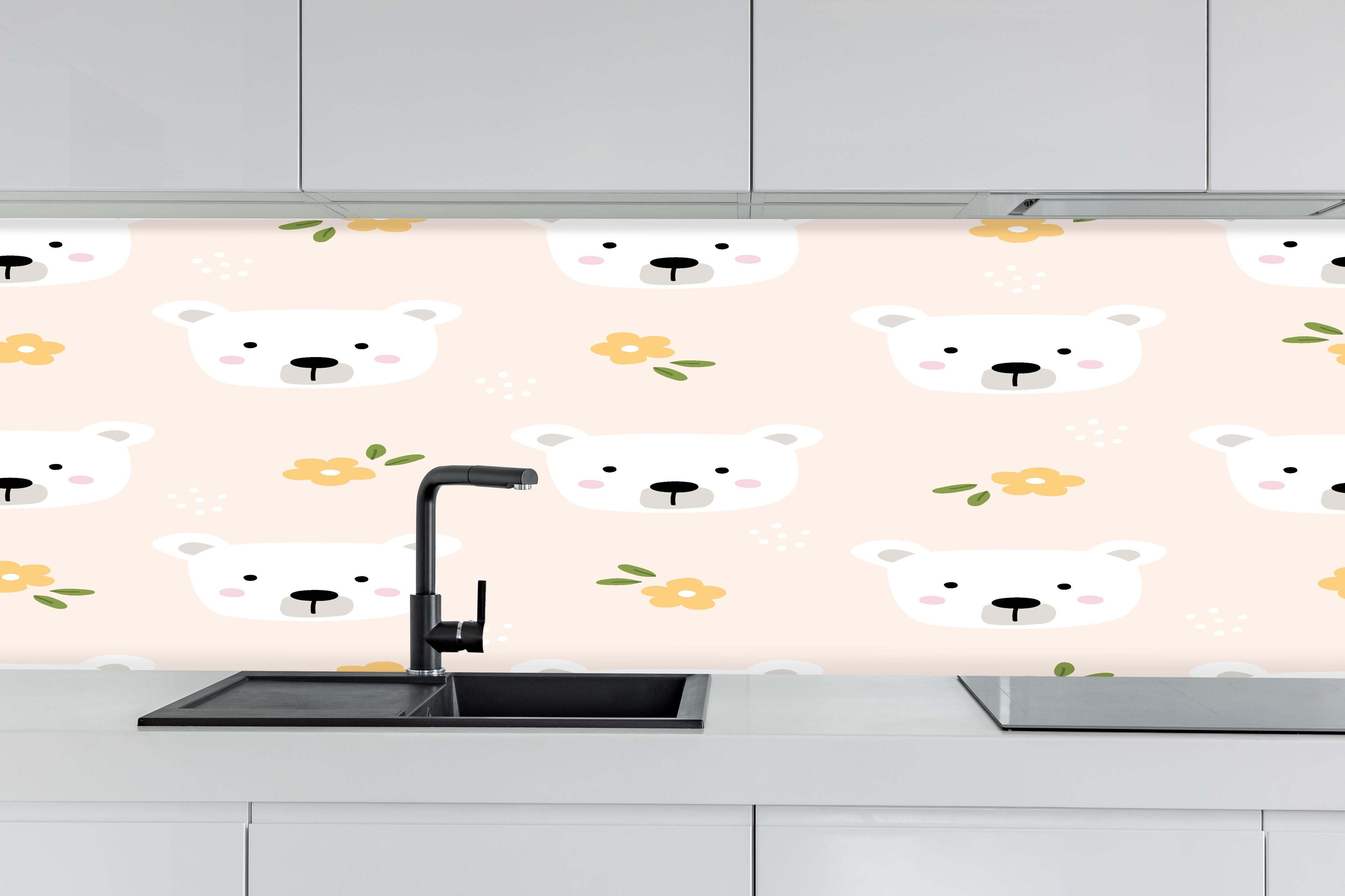 Küche - Bärenkopf Muster Rosa Creme hinter weißen Hochglanz-Küchenregalen und schwarzem Wasserhahn