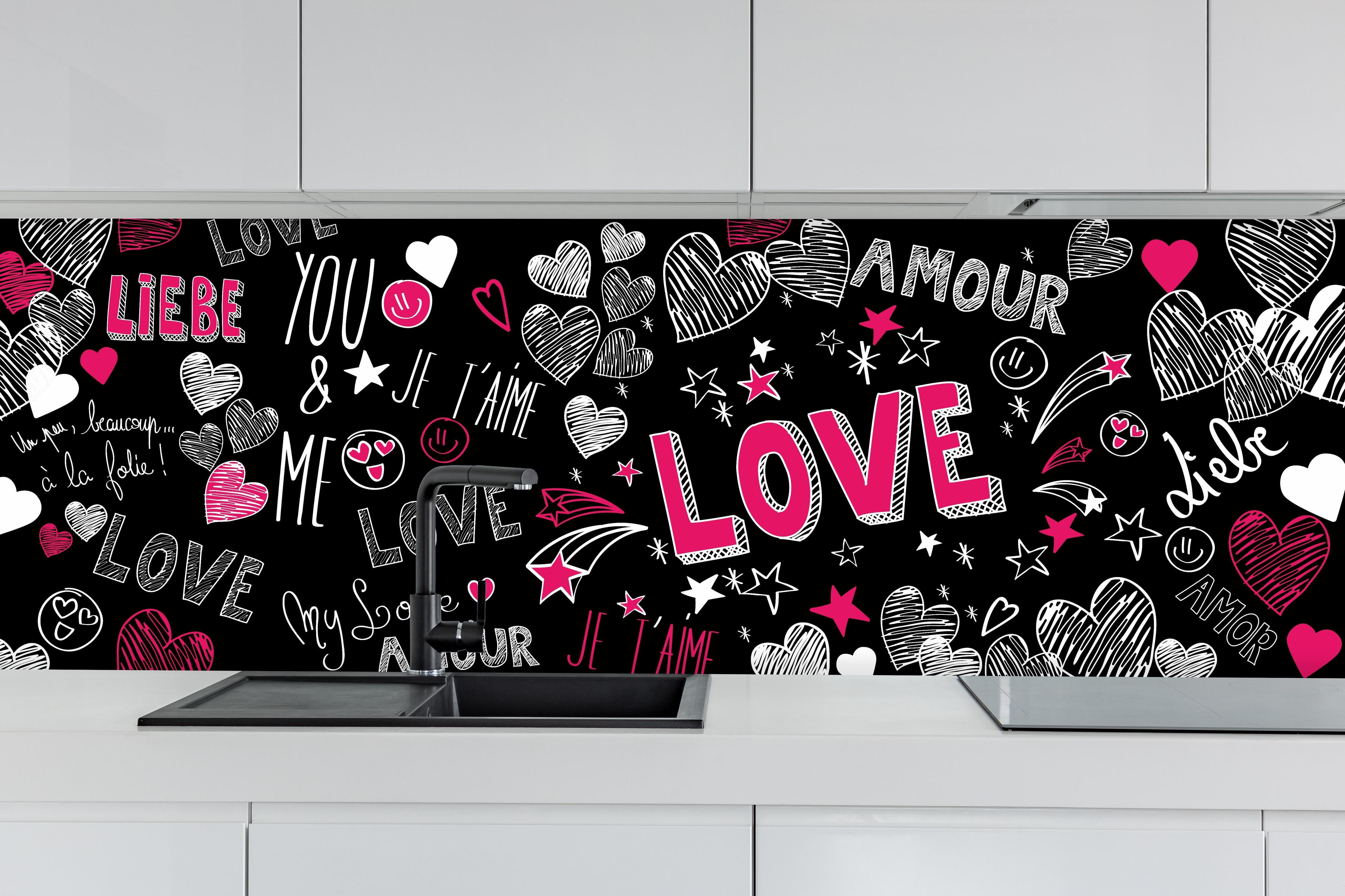 Küche - Banner Liebe Schriftzüge Herzen Motiv Bunt hinter weißen Hochglanz-Küchenregalen und schwarzem Wasserhahn