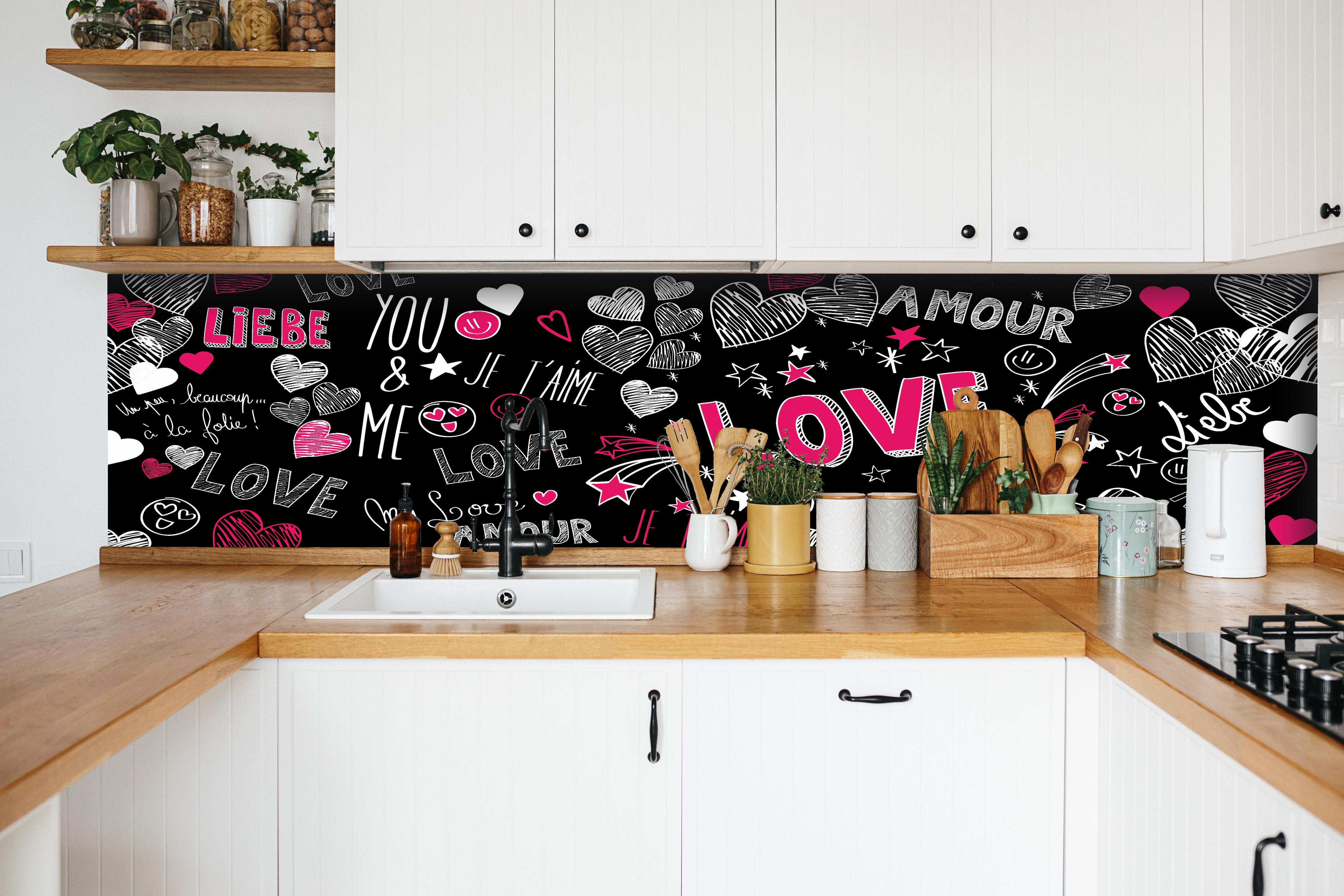 Küche - Banner Liebe Schriftzüge Herzen Motiv Bunt hinter weißen Hochglanz-Küchenregalen und schwarzem Wasserhahn