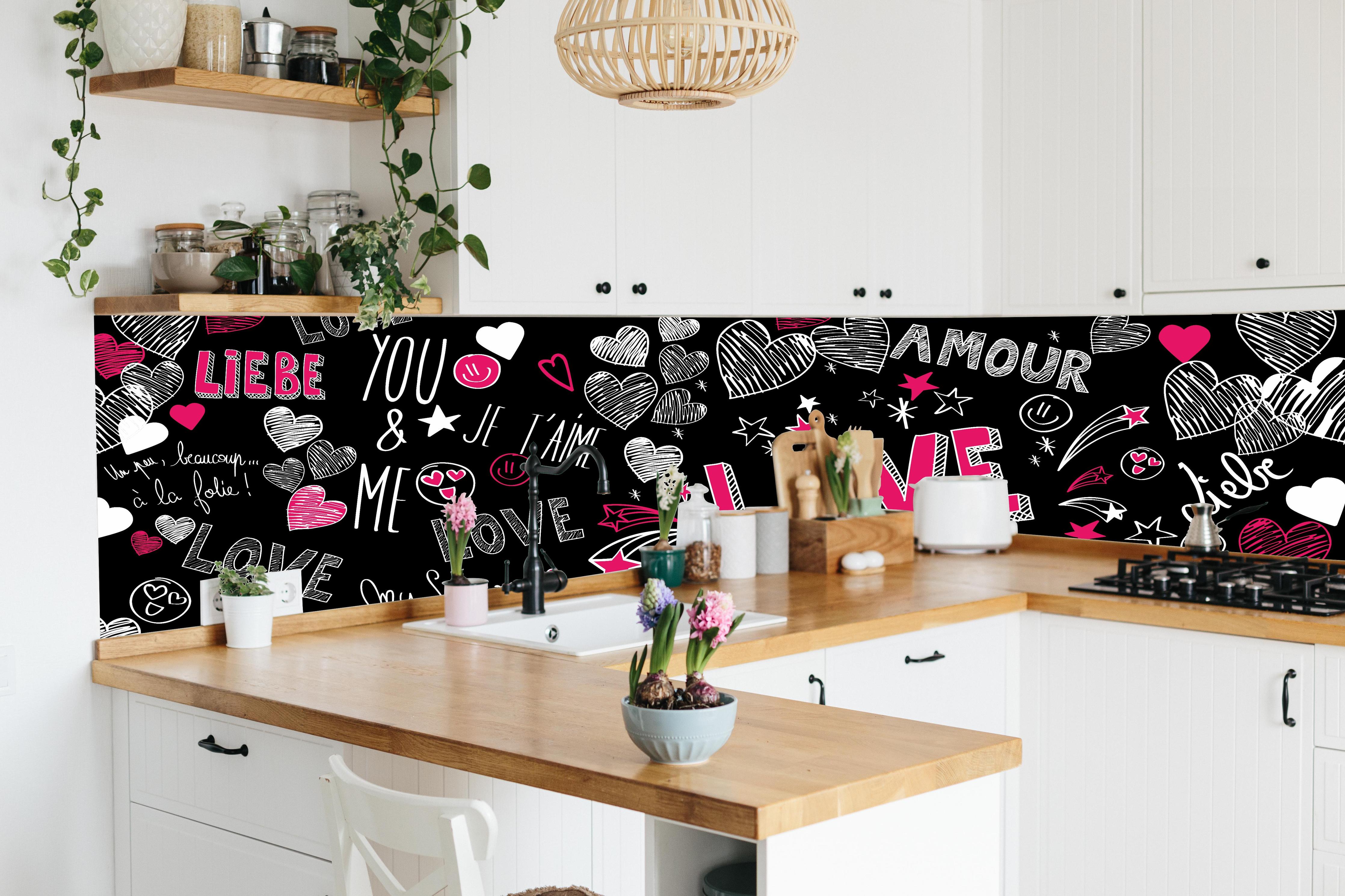 Küche - Banner Liebe Schriftzüge Herzen Motiv Bunt hinter weißen Hochglanz-Küchenregalen und schwarzem Wasserhahn