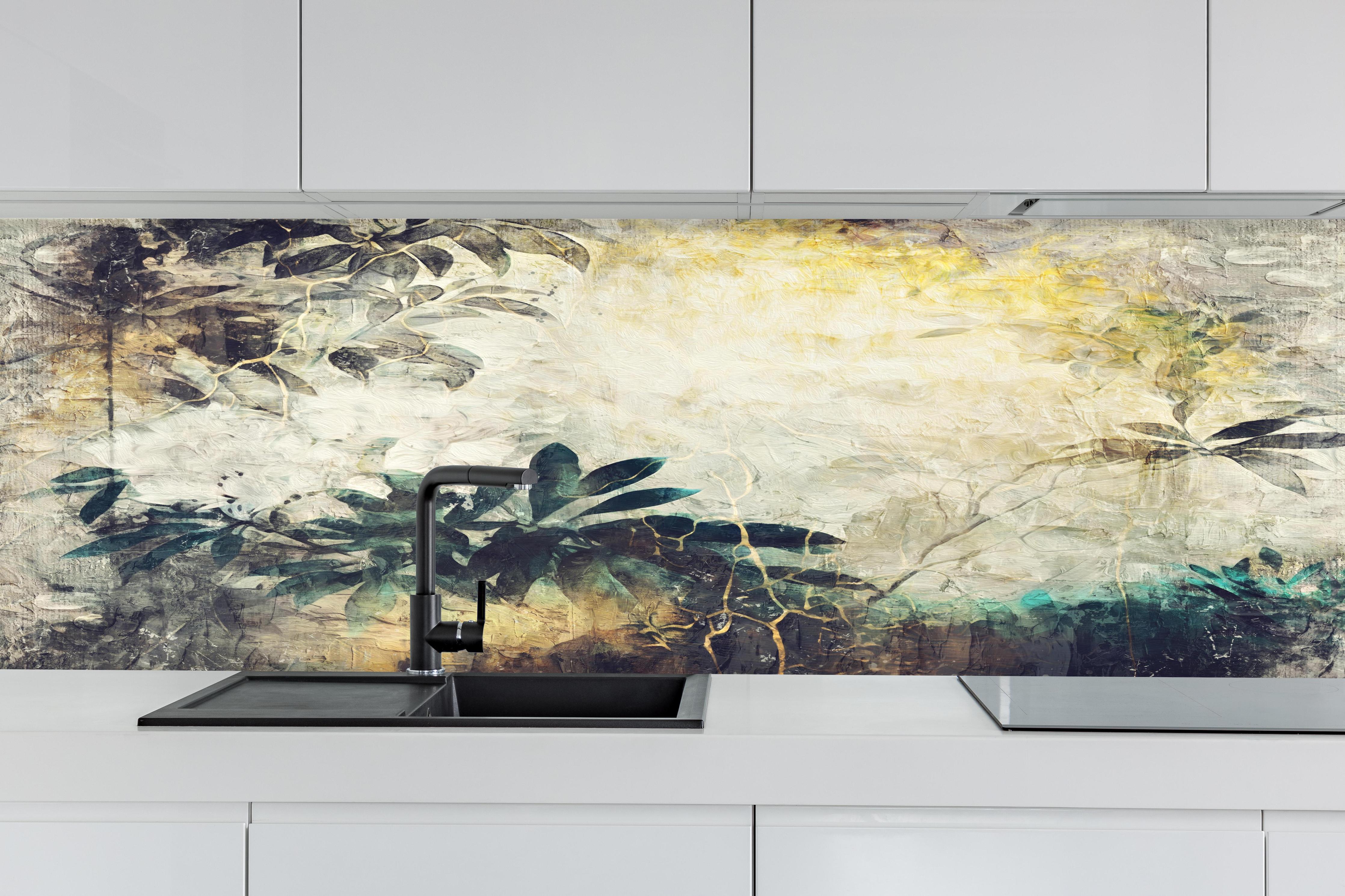 Küche - Baumzweig Gemälde hinter weißen Hochglanz-Küchenregalen und schwarzem Wasserhahn