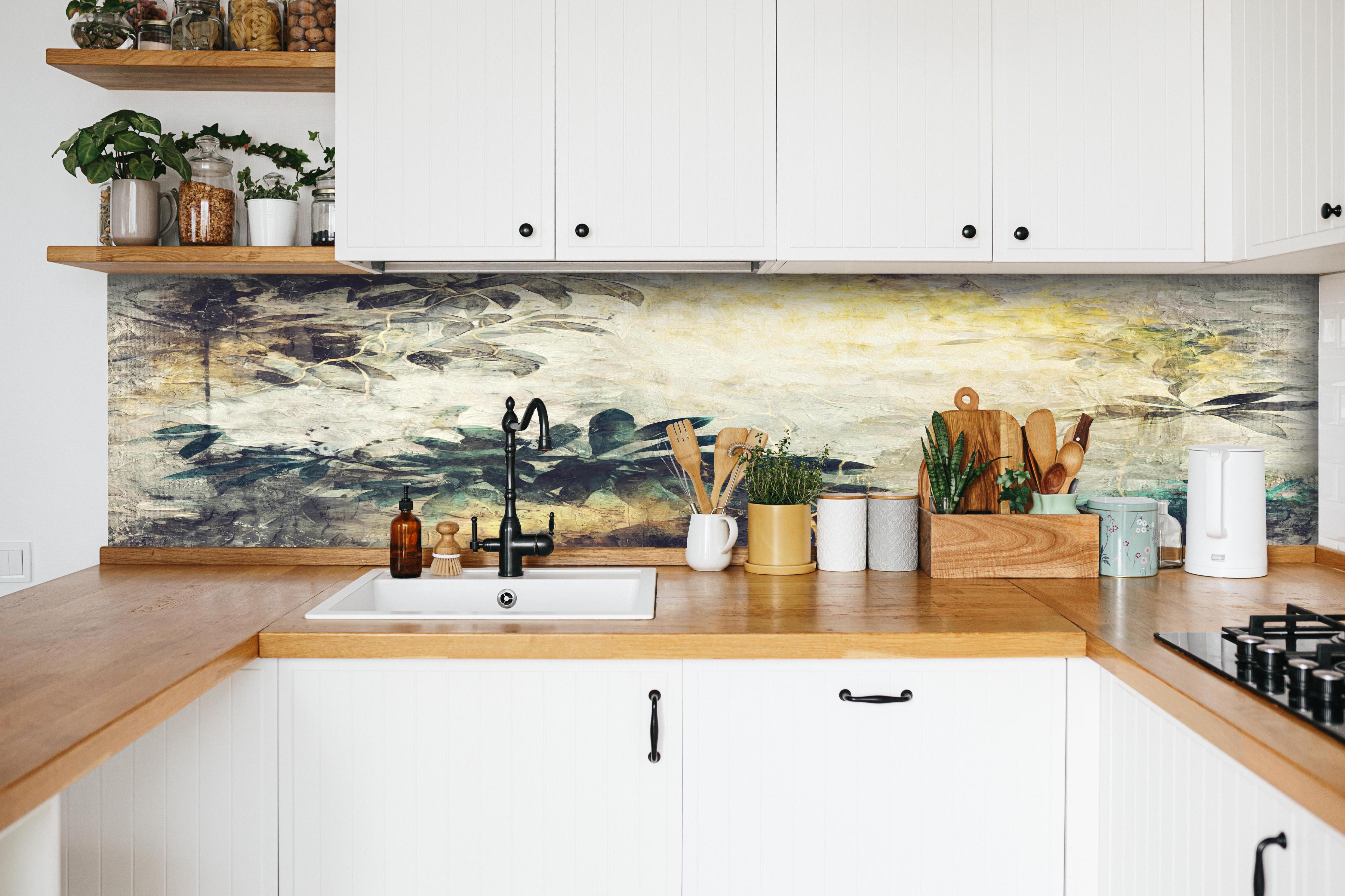 Küche - Baumzweig Gemälde hinter weißen Hochglanz-Küchenregalen und schwarzem Wasserhahn