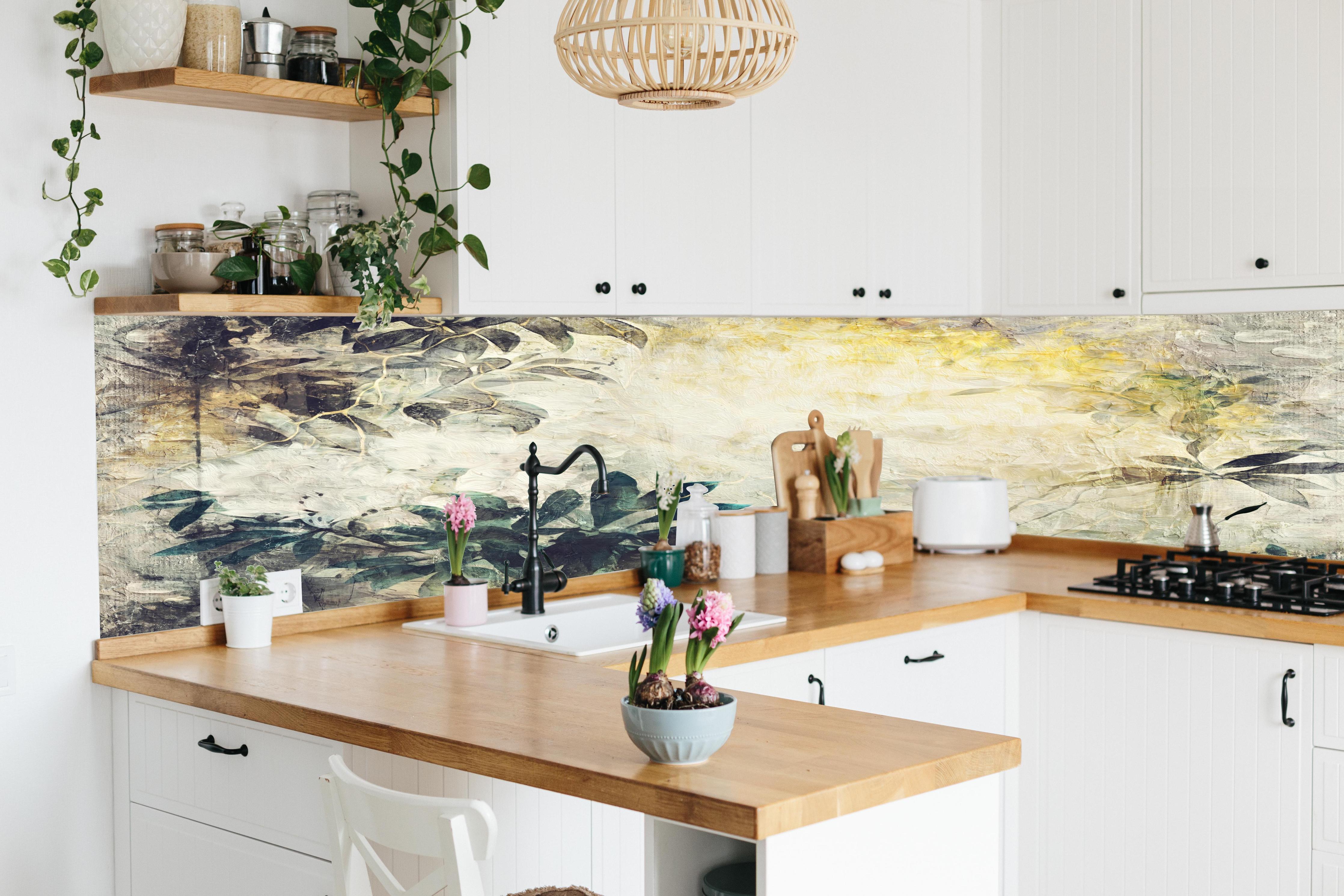 Küche - Baumzweig Gemälde hinter weißen Hochglanz-Küchenregalen und schwarzem Wasserhahn