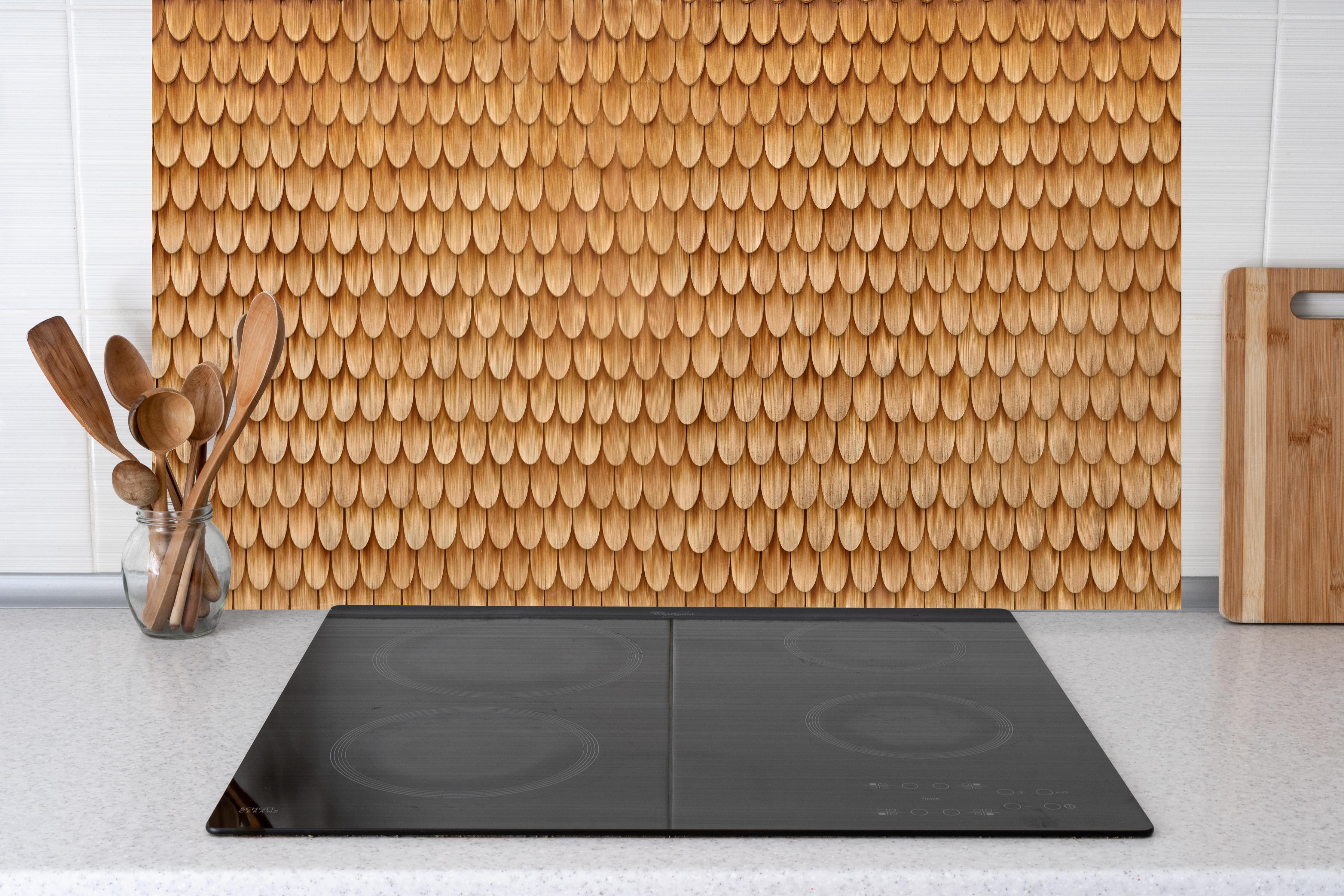 Küche - Bayrische Holzschindeln hinter weißen Hochglanz-Küchenregalen und schwarzem Wasserhahn