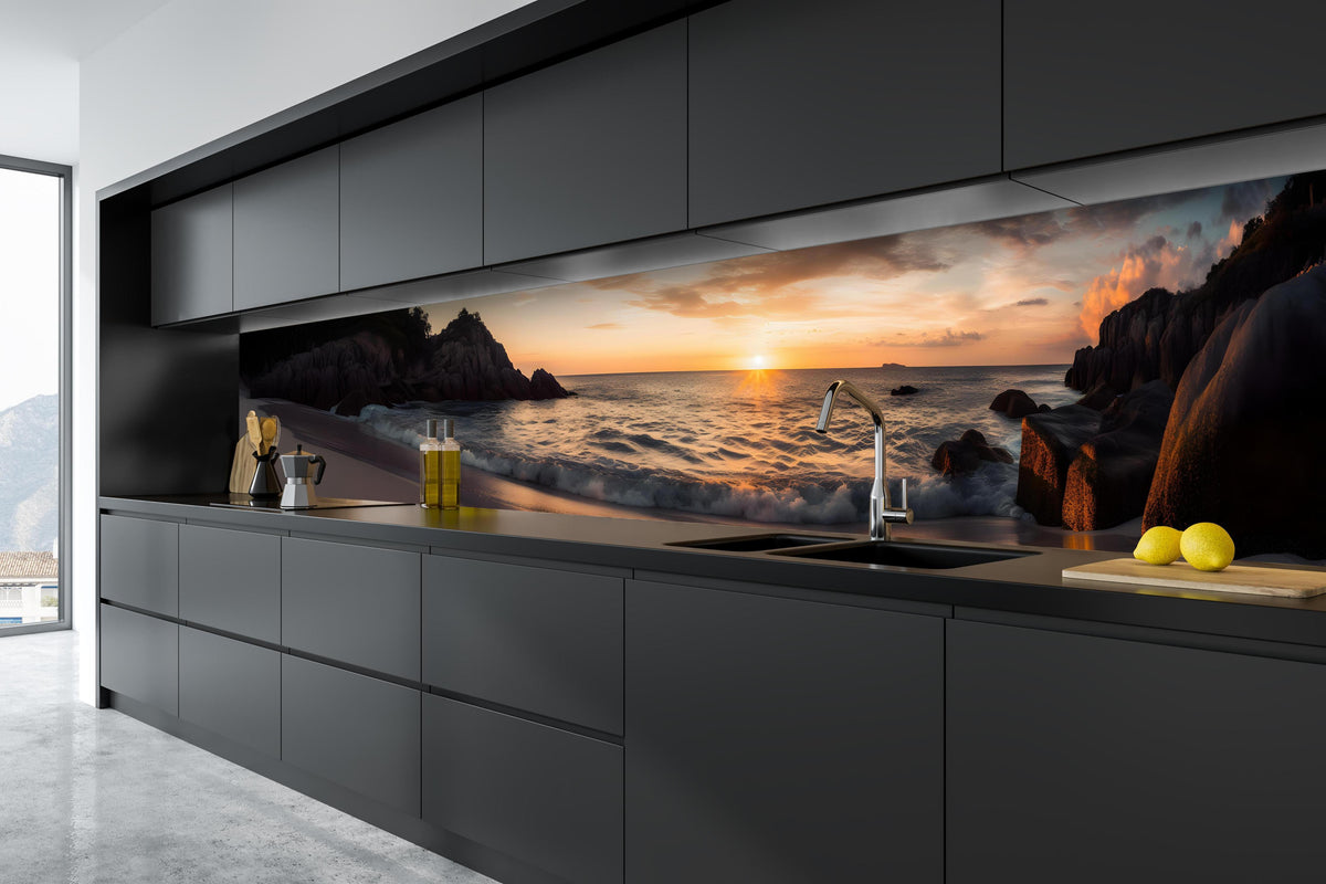 Küche - Beeindruckendes Sonnenuntergangs-Strandpanorama hinter weißen Hochglanz-Küchenregalen und schwarzem Wasserhahn