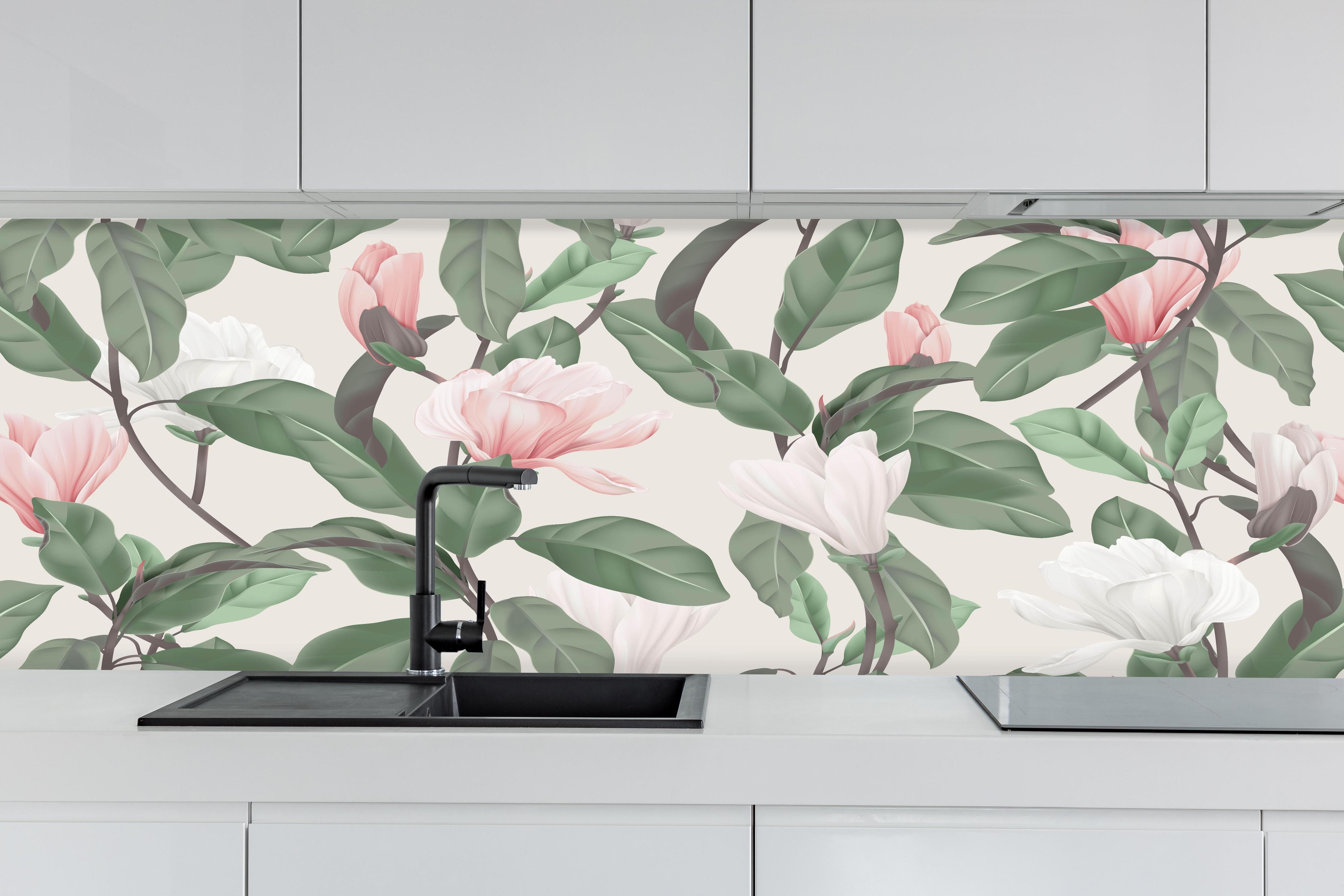 Küche - Beige Anise Magnolien Blumenmuster hinter weißen Hochglanz-Küchenregalen und schwarzem Wasserhahn