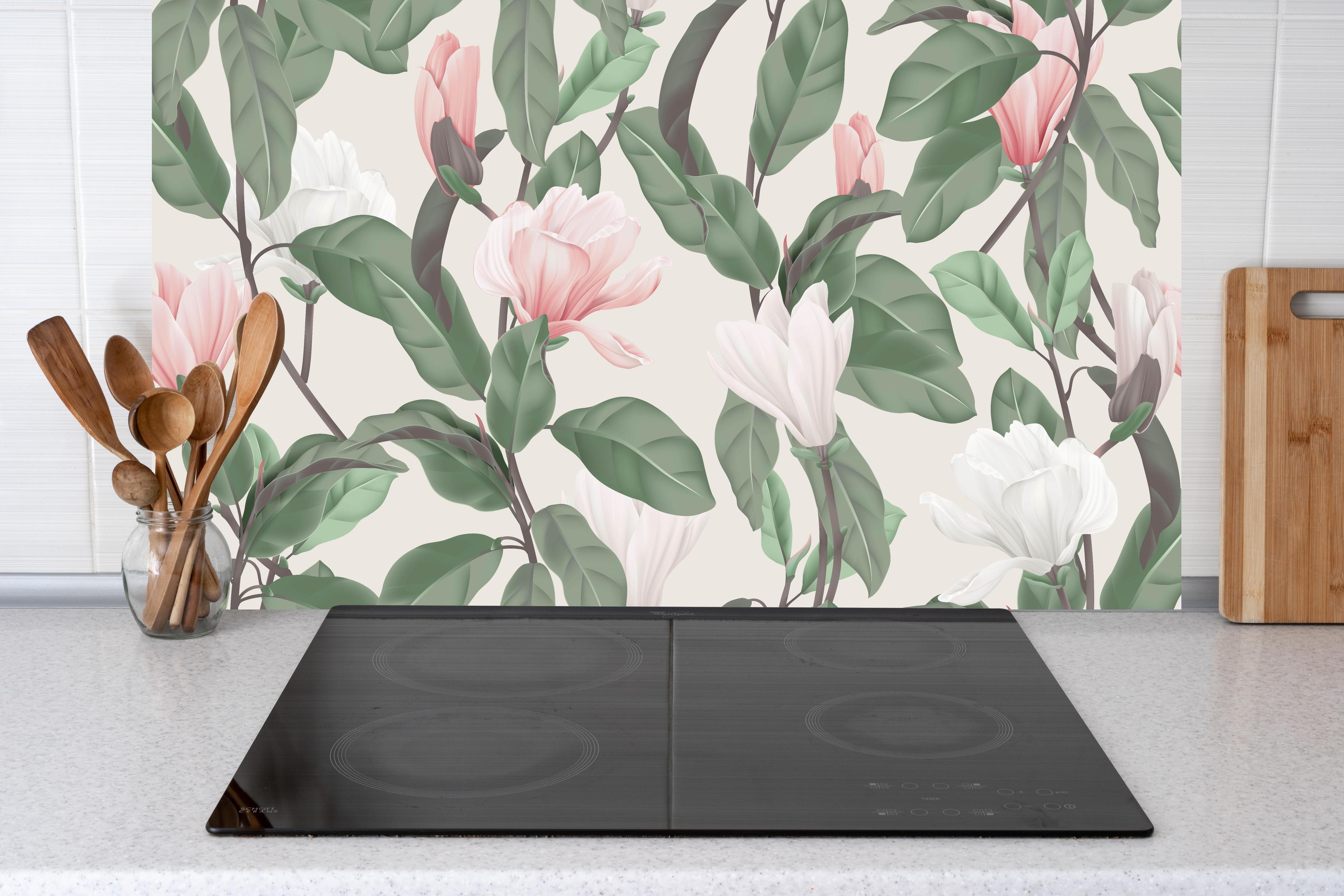 Küche - Beige Anise Magnolien Blumenmuster hinter weißen Hochglanz-Küchenregalen und schwarzem Wasserhahn