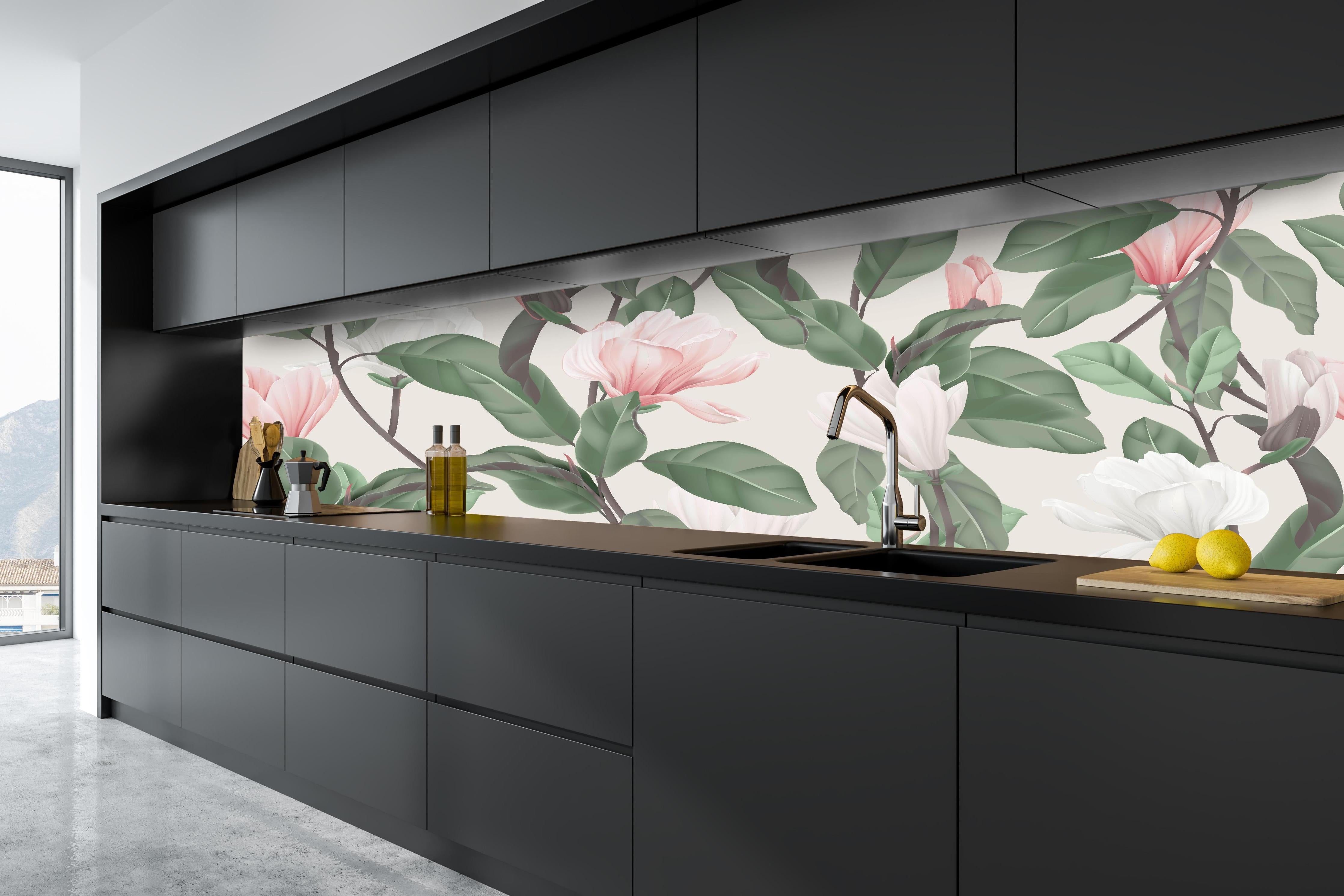 Küche - Beige Anise Magnolien Blumenmuster hinter weißen Hochglanz-Küchenregalen und schwarzem Wasserhahn