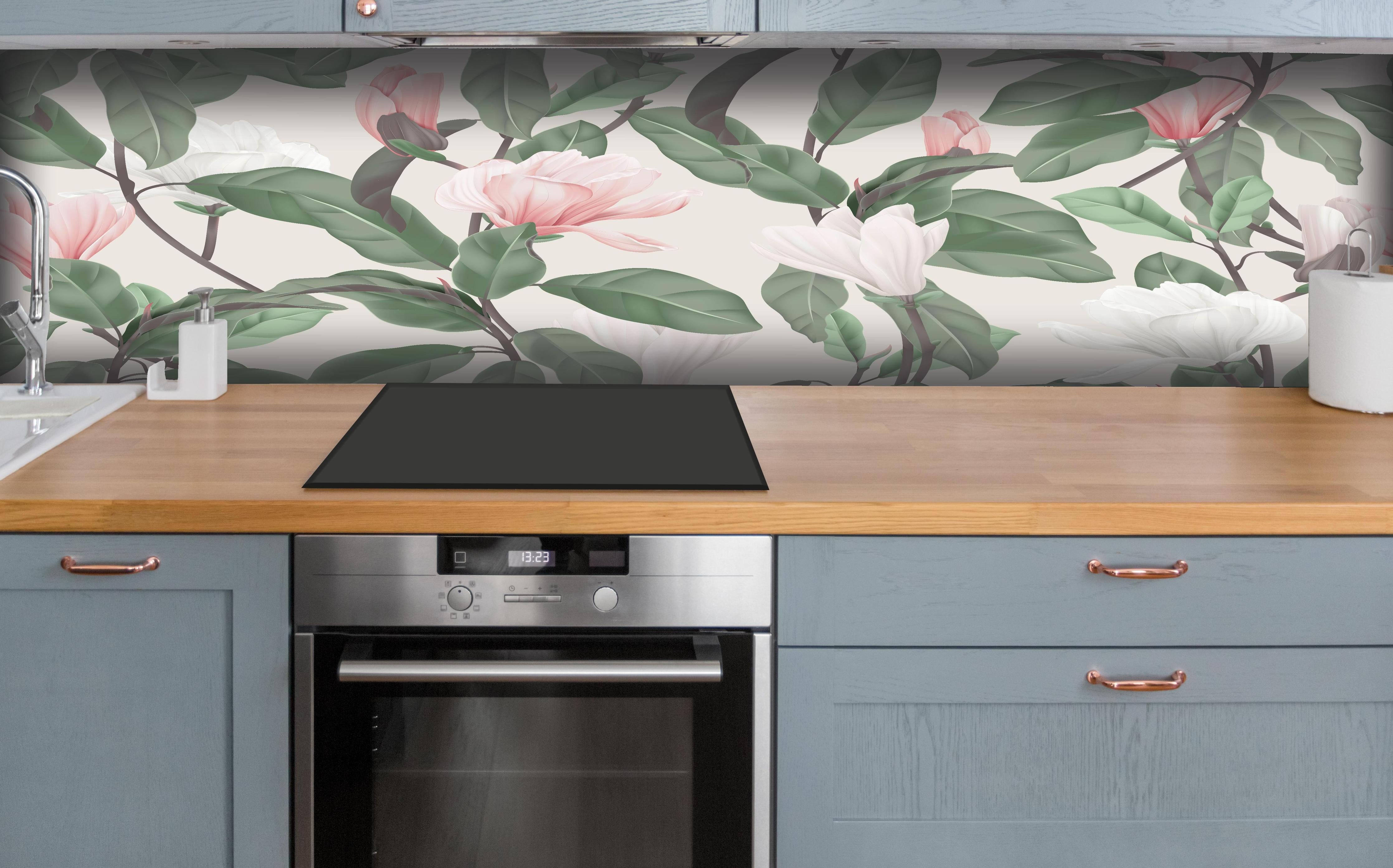 Küche - Beige Anise Magnolien Blumenmuster hinter weißen Hochglanz-Küchenregalen und schwarzem Wasserhahn