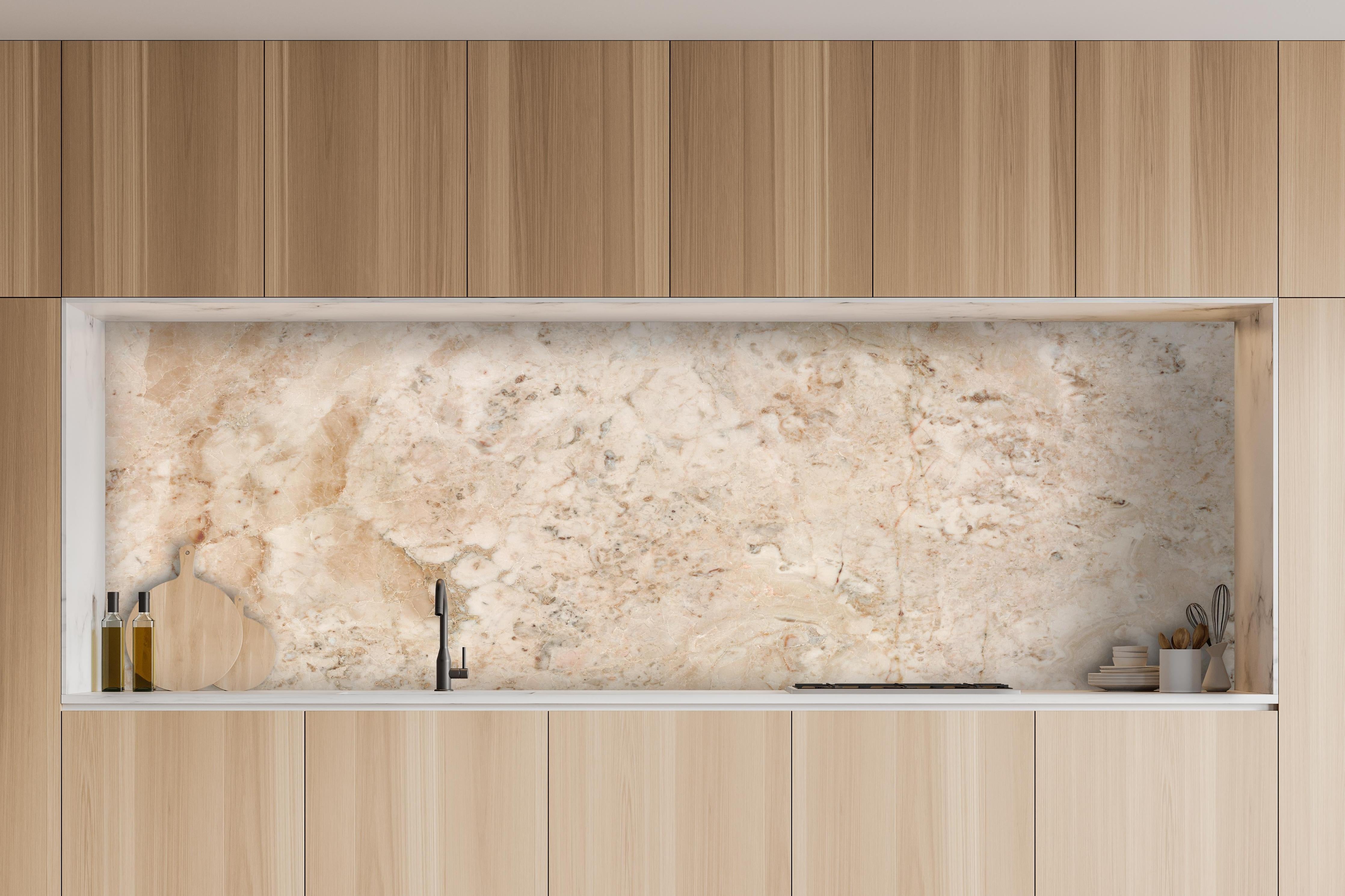 Küche - Beige Naturmarmor Stein Textur hinter weißen Hochglanz-Küchenregalen und schwarzem Wasserhahn