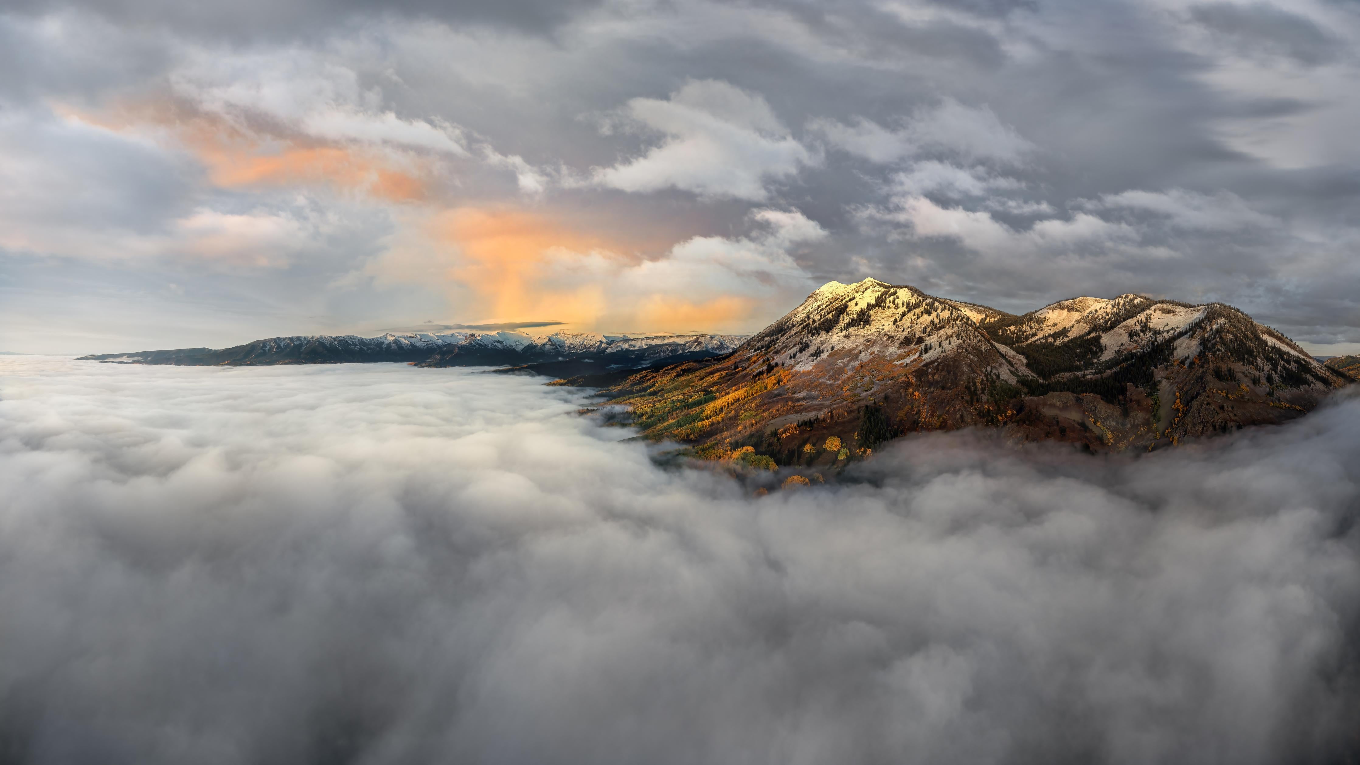 Küchenrückwand-Berggipfel im Herbstnebel bei Sonnenaufgang