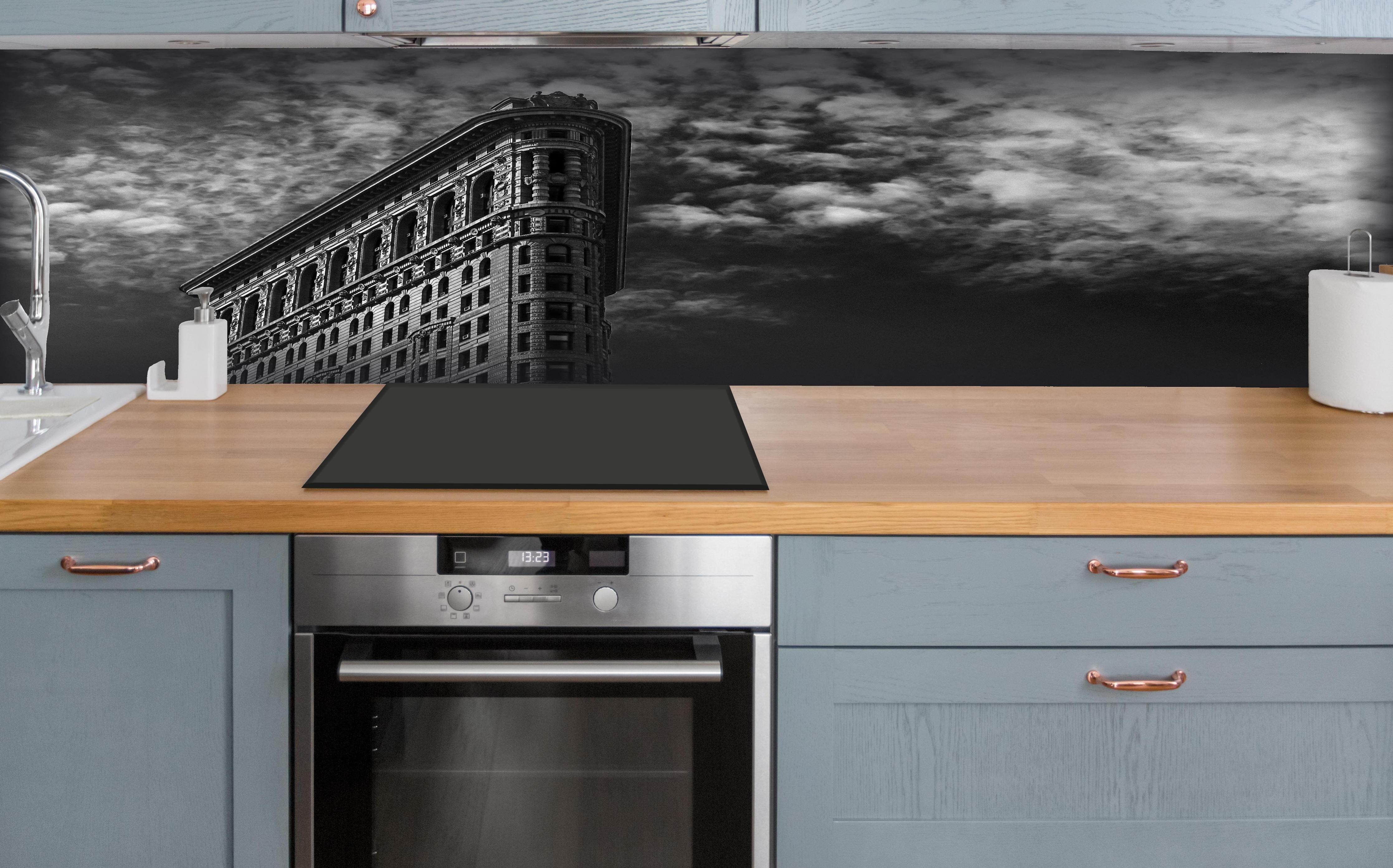 Küche - Berühmtes Flariton Gebäude - NYC hinter weißen Hochglanz-Küchenregalen und schwarzem Wasserhahn