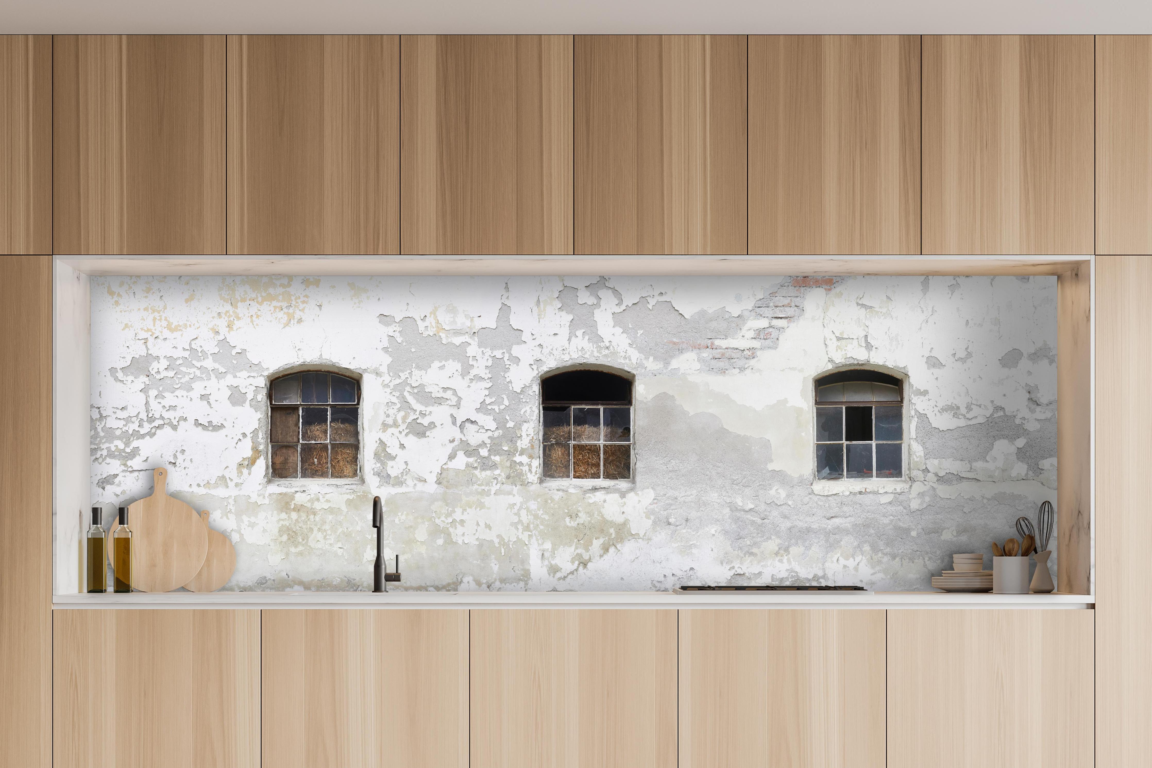 Küche - Beschädigte Fenster einer veralteten Hauswand hinter weißen Hochglanz-Küchenregalen und schwarzem Wasserhahn