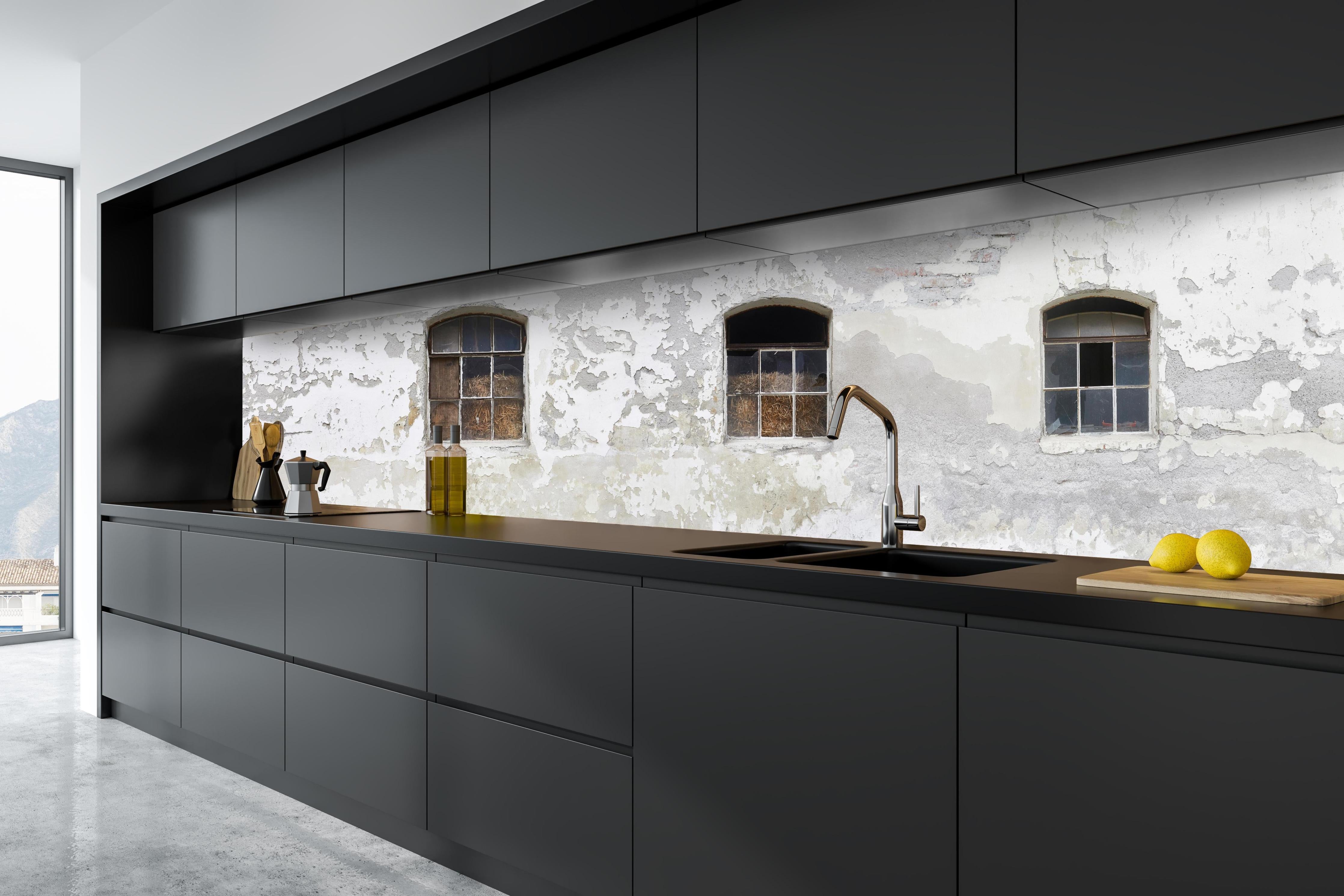 Küche - Beschädigte Fenster einer veralteten Hauswand hinter weißen Hochglanz-Küchenregalen und schwarzem Wasserhahn